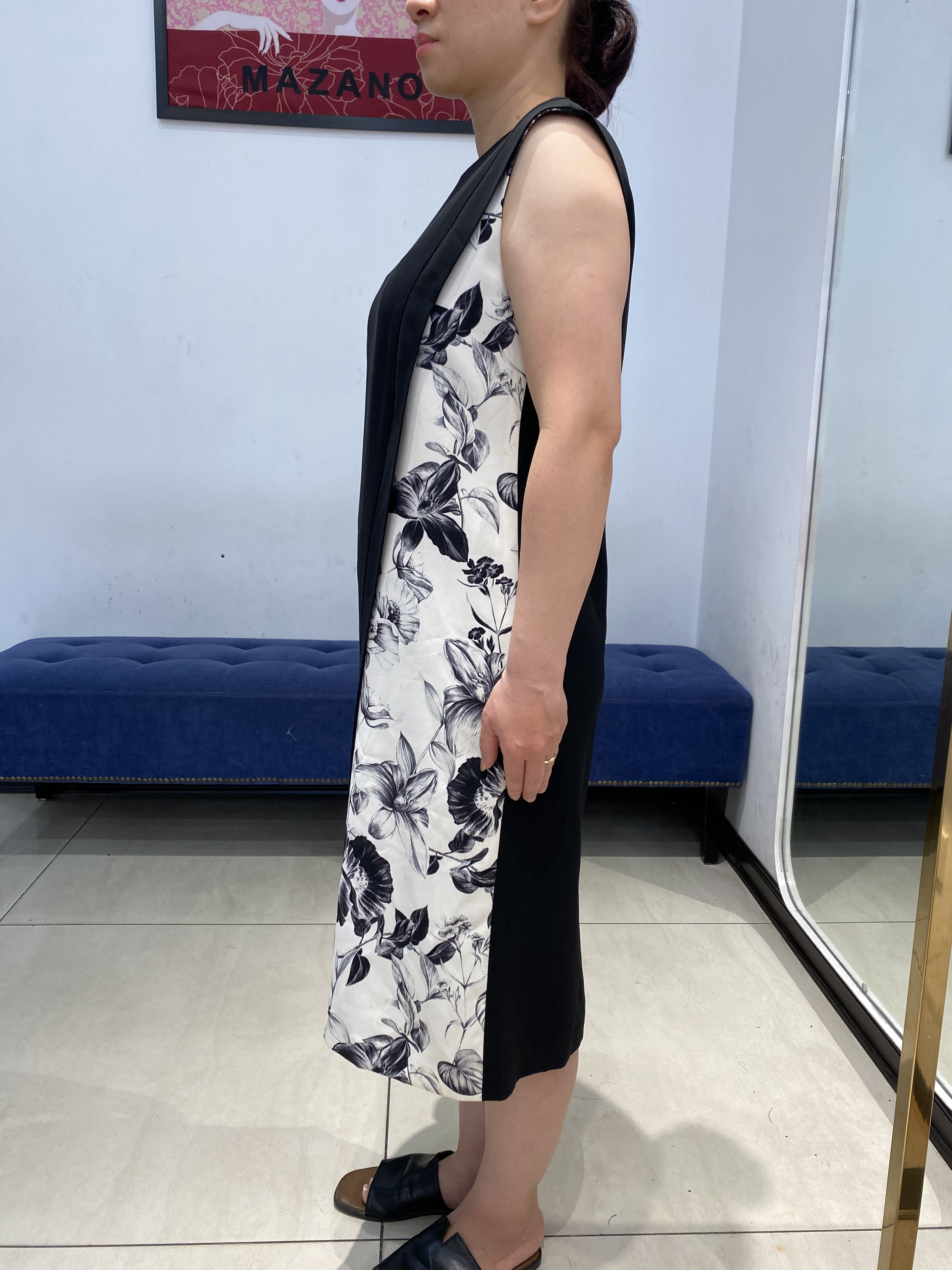 Váy đen phối họa tiết