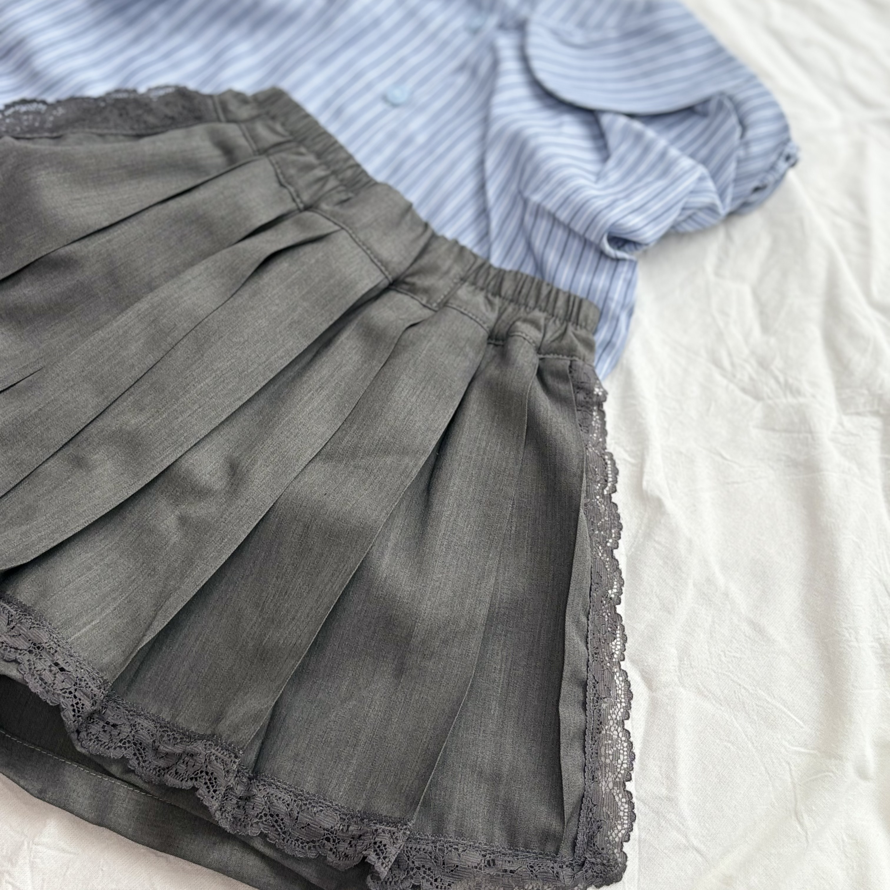 (S18) Set áo sơ mi kèm chân váy xếp ly màu ghi xinh xỉu thời trang bé gái QCCC 2025_thumbnail_4