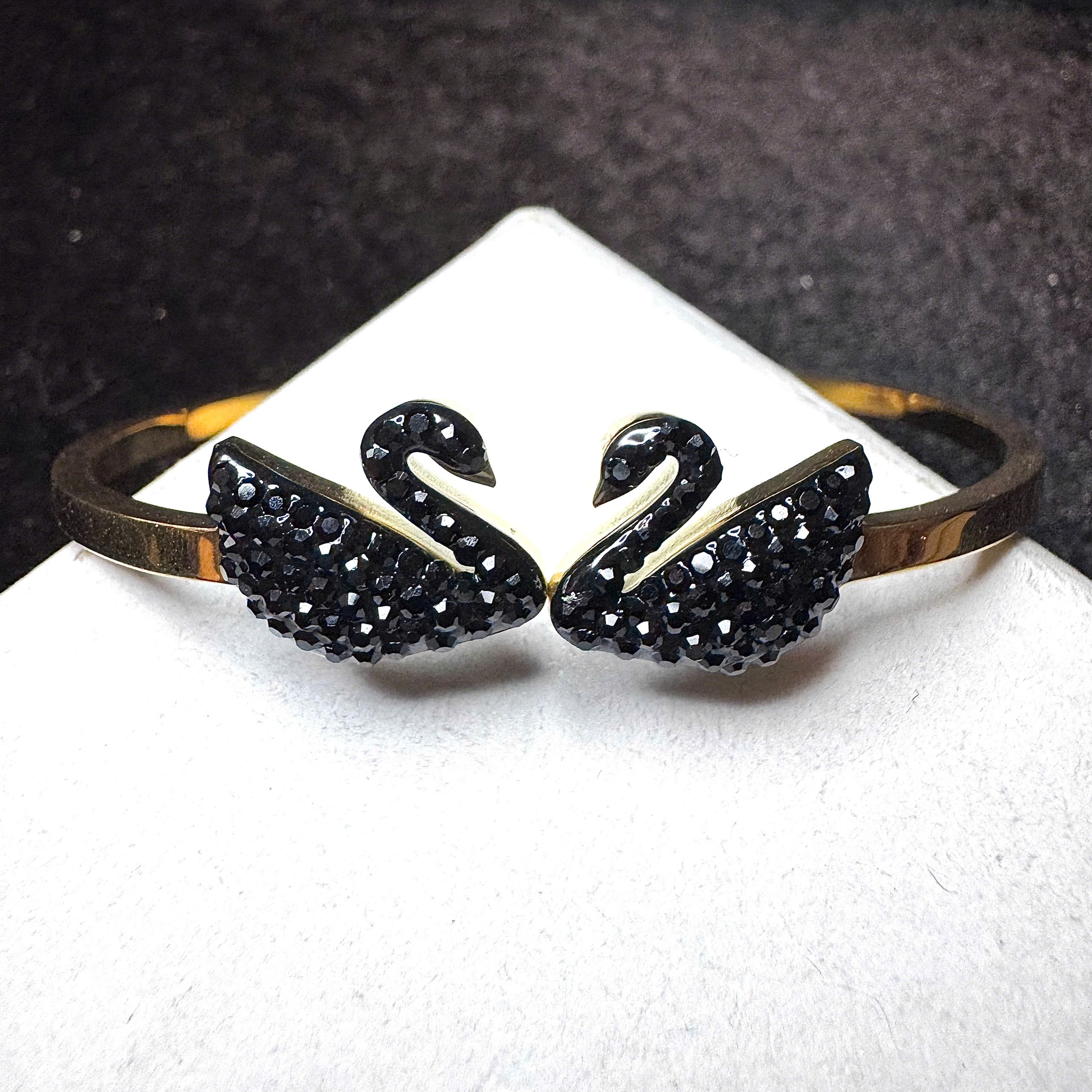 Vòng tay titan cuff vàng thiên nga đen