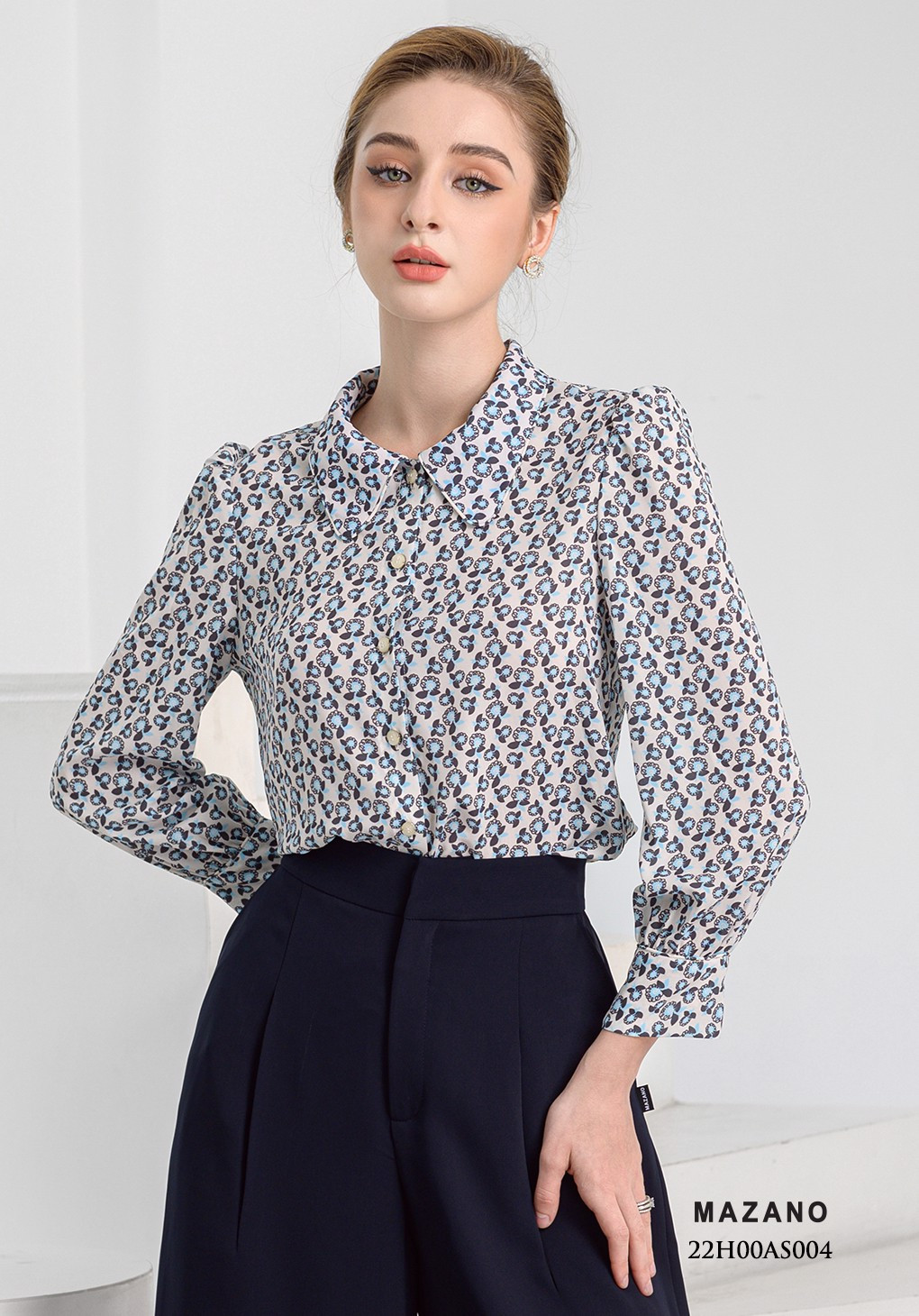 Áo sơ mi họa tiết form gọn, lá cổ cách điệu