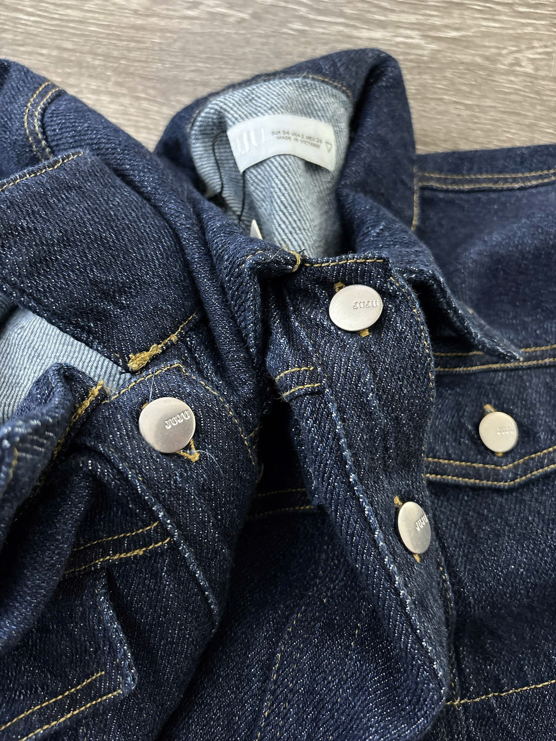 Áo khoác jean đậm 2 túi cúc_thumbnail_3