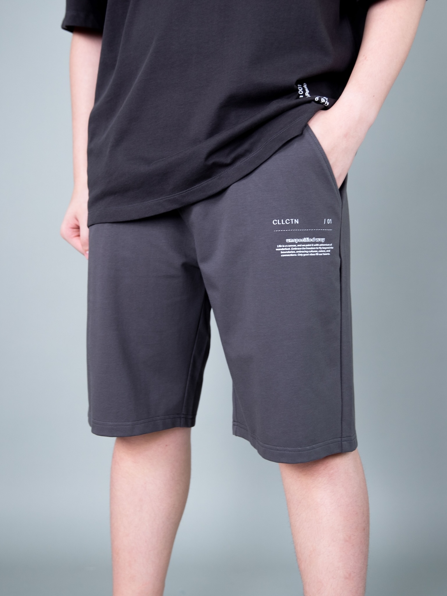 Quần short bé trai màu đen ghi in chữ trắng_thumbnail_1