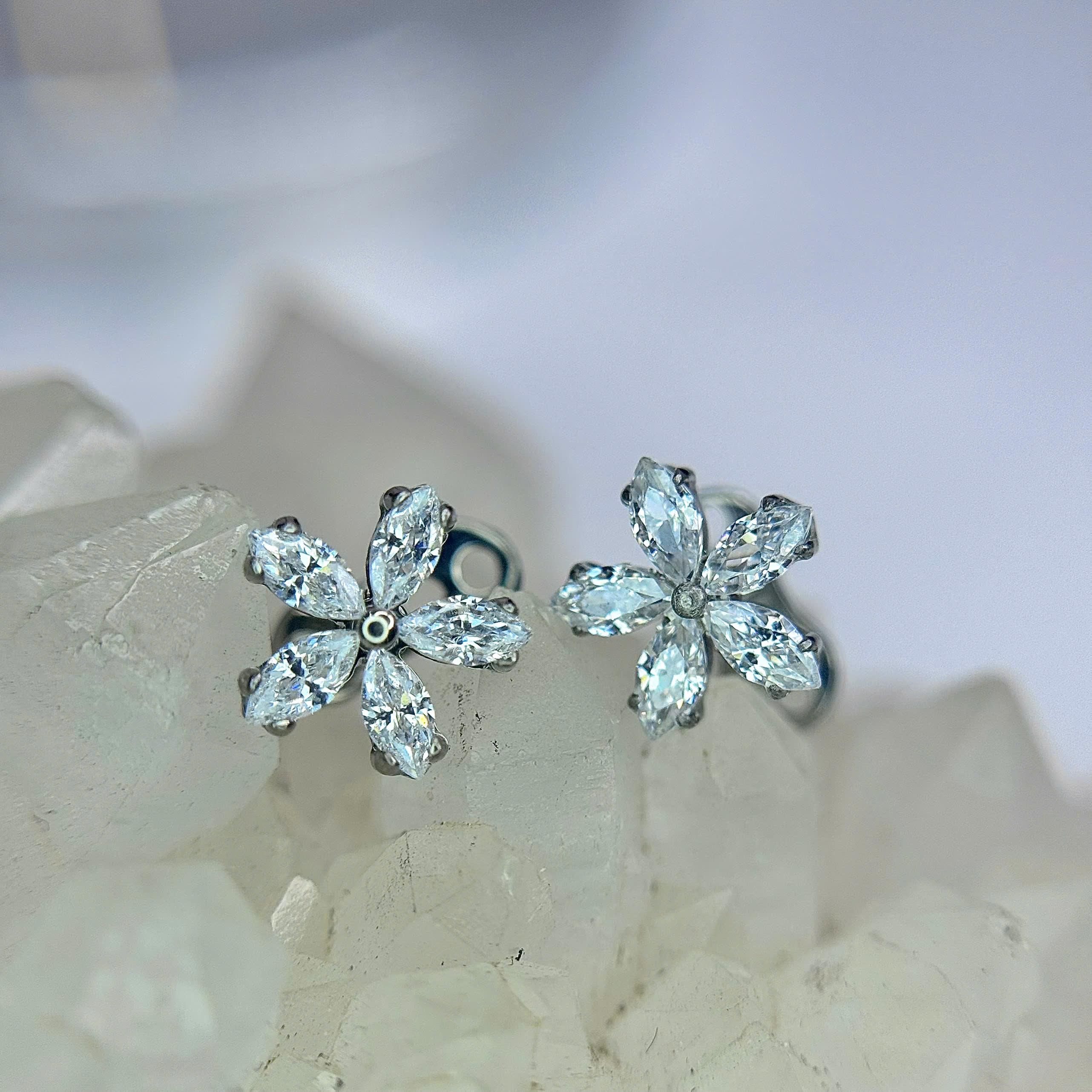 Khuyên cấy titan hoa 5 cánh nhọn_thumbnail_1