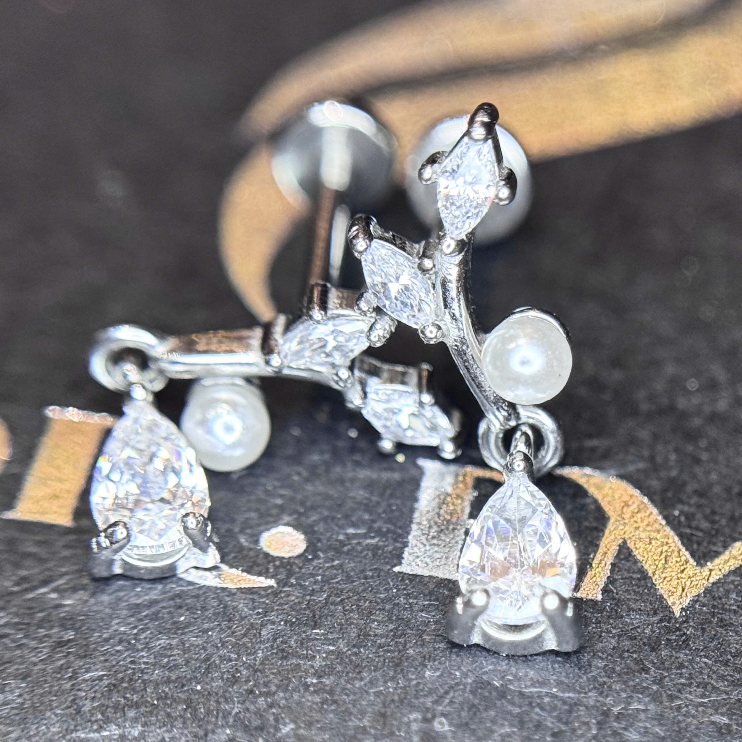 Khuyên kiểu 2 lá rơi đính ngọc trai dẹt_thumbnail_3