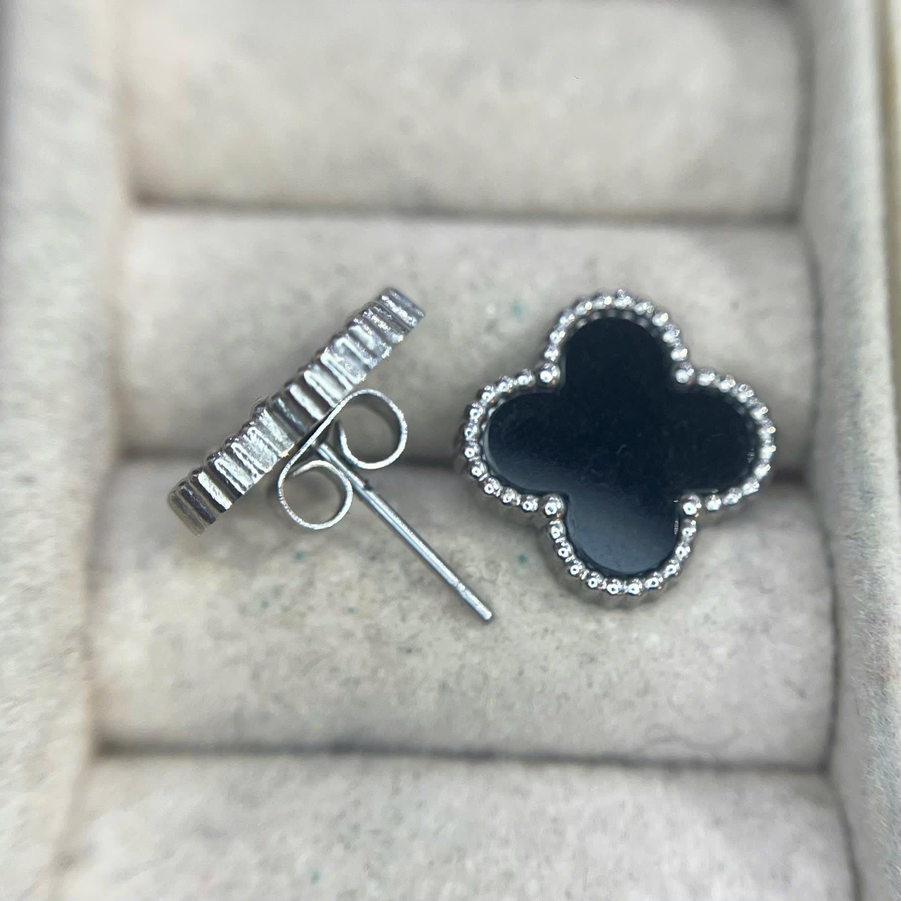 khuyên kiểu cặp cỏ bốn lá đen viền bi nhỏ bac titan._thumbnail_2