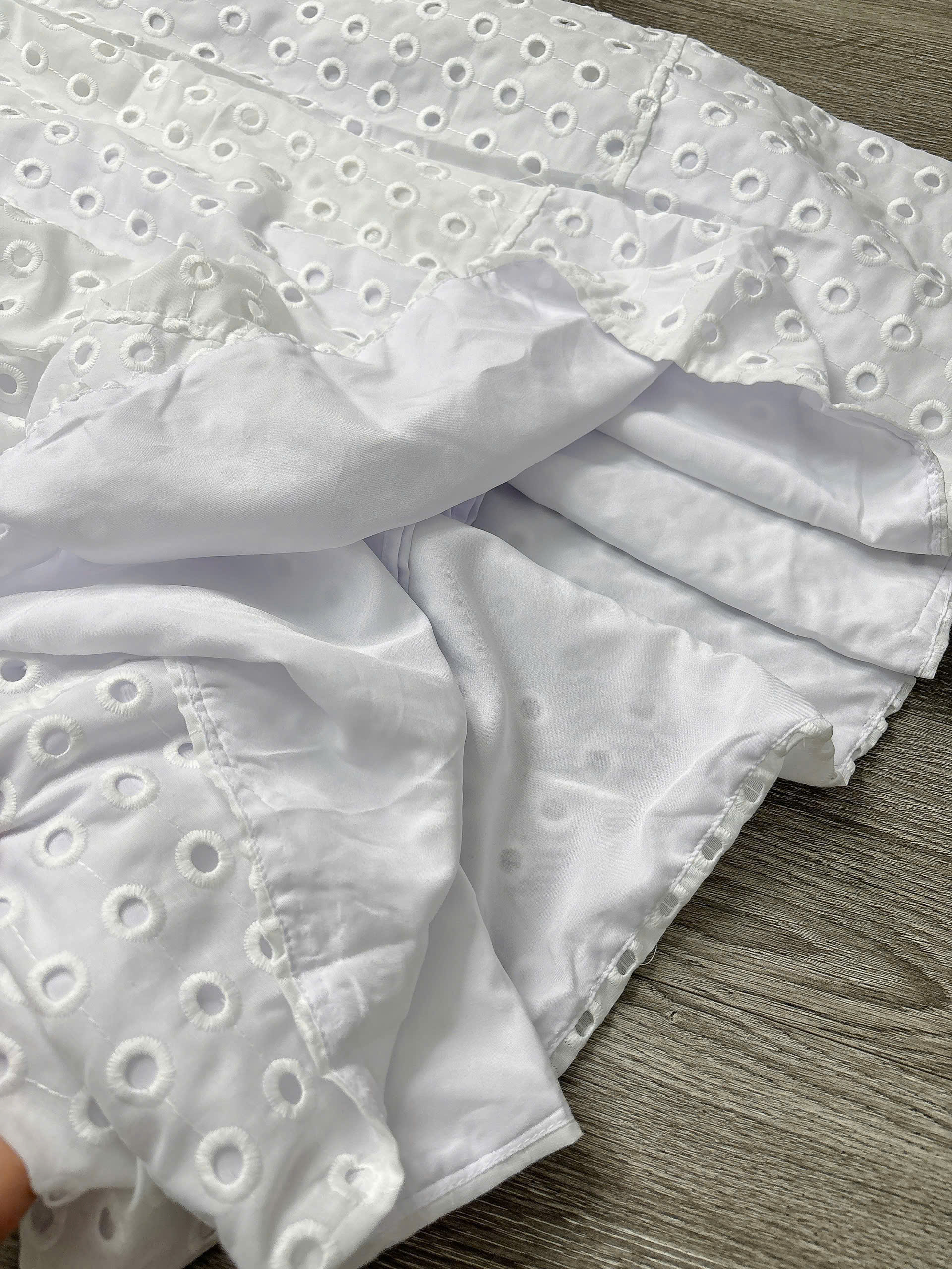 H59 CHÂN VÁY ĐỤC LỖ TRẮNG_thumbnail_4