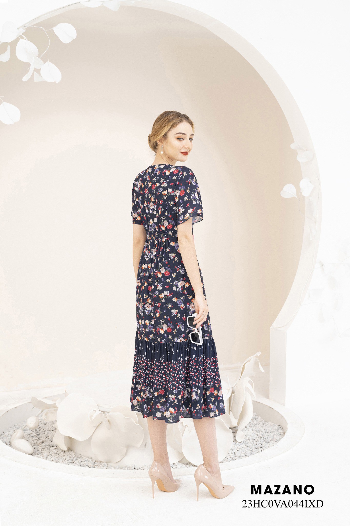 Váy Đầm Ôm Vải chiffon dày Họa tiết in trang trí bèo gấu Cổ tròn Tay ngắn Dài ngang bắp chân 23HC0VA044IXD