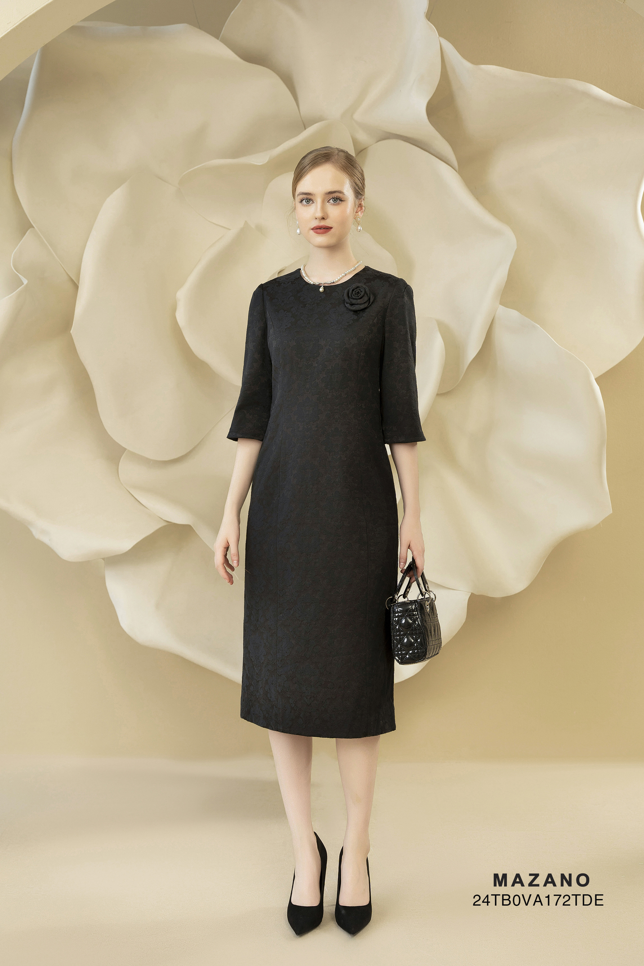 Váy Đầm Suông Vải Gấm thô Họa tiết Vân chìm Đính hoa cuốn Cổ tròn vừa Tay lỡ dài tới bắp chân