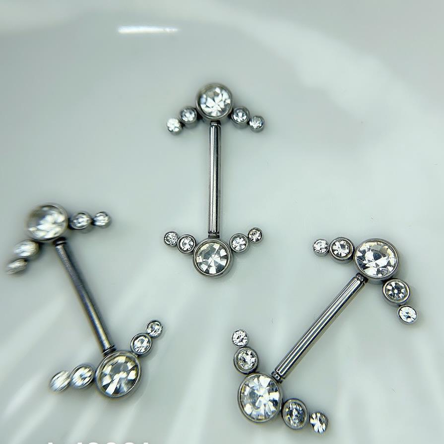 Khuyên Ti năm kim cương dán trắng dải dài.