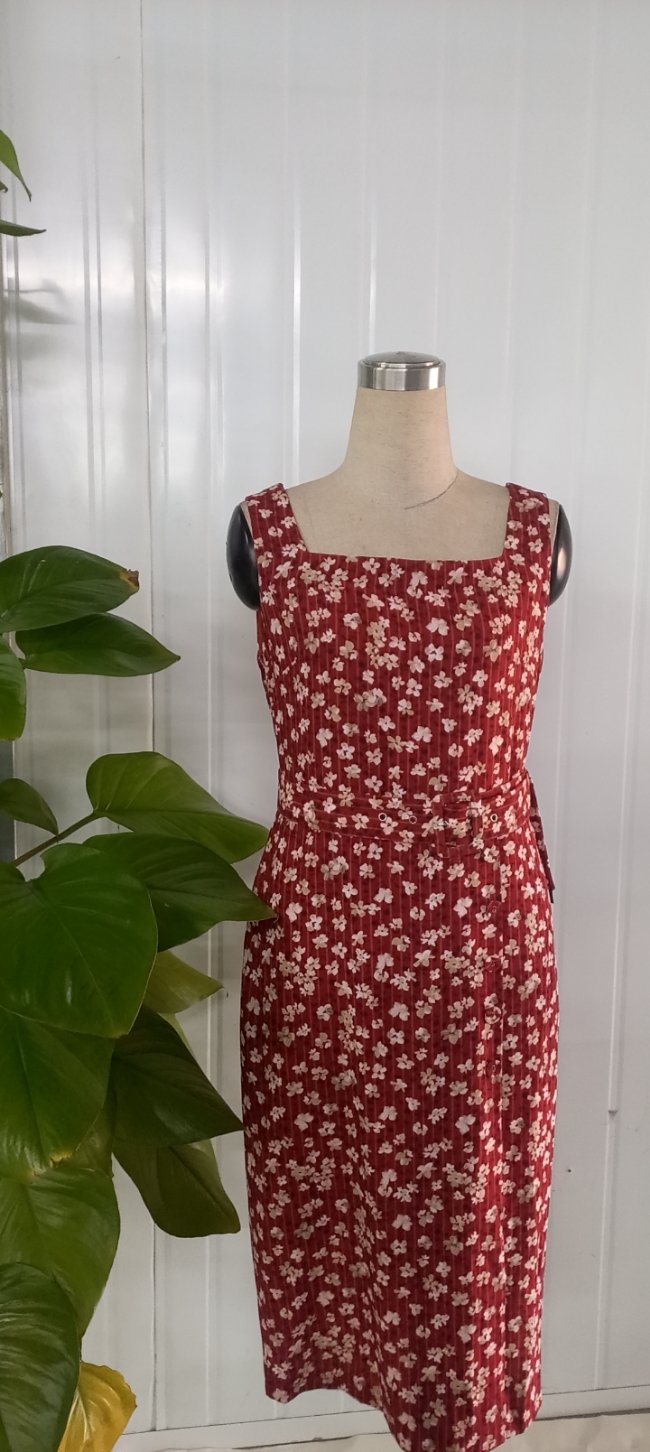 Váy suông nền đỏ in hoa cổ vuông