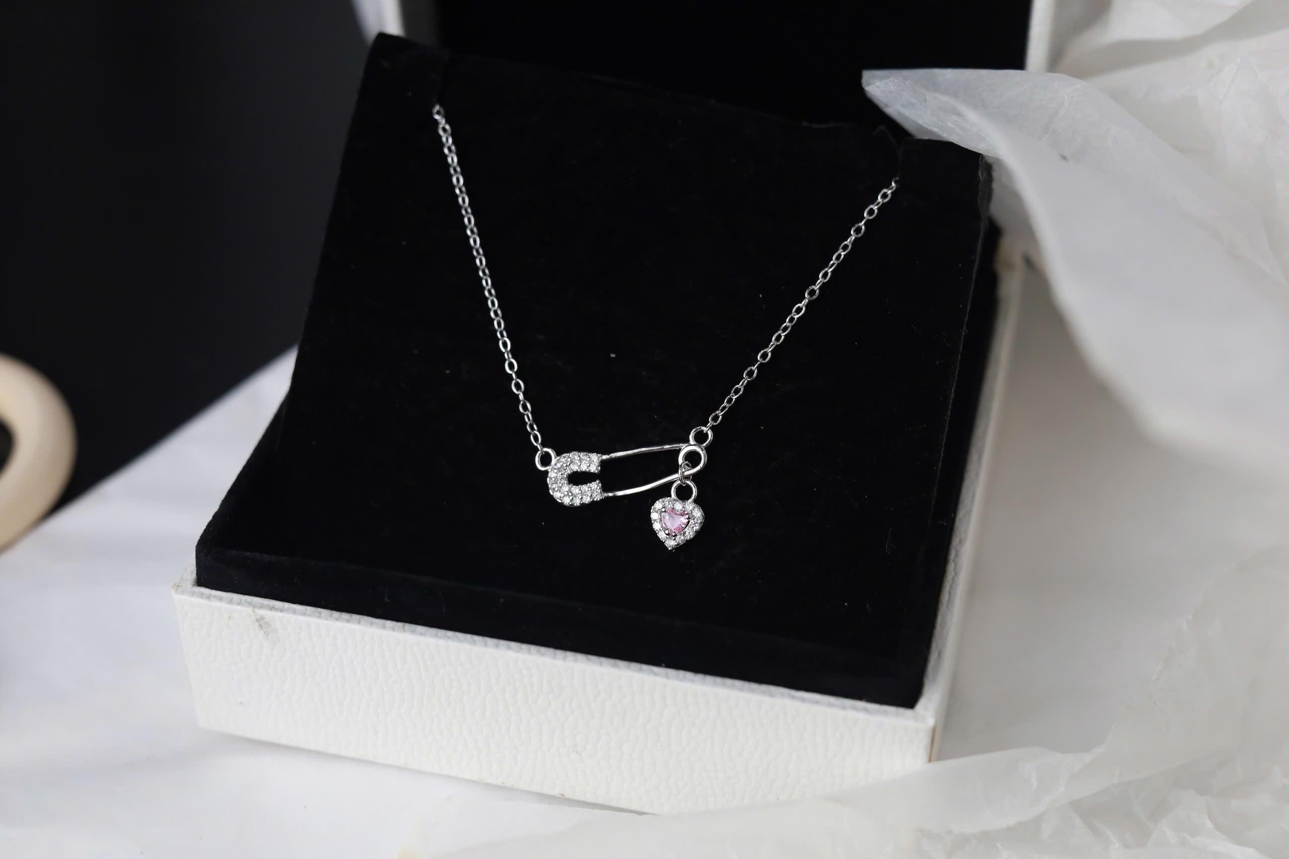 Vòng cổ heart safety tim hồng xi bạch kim