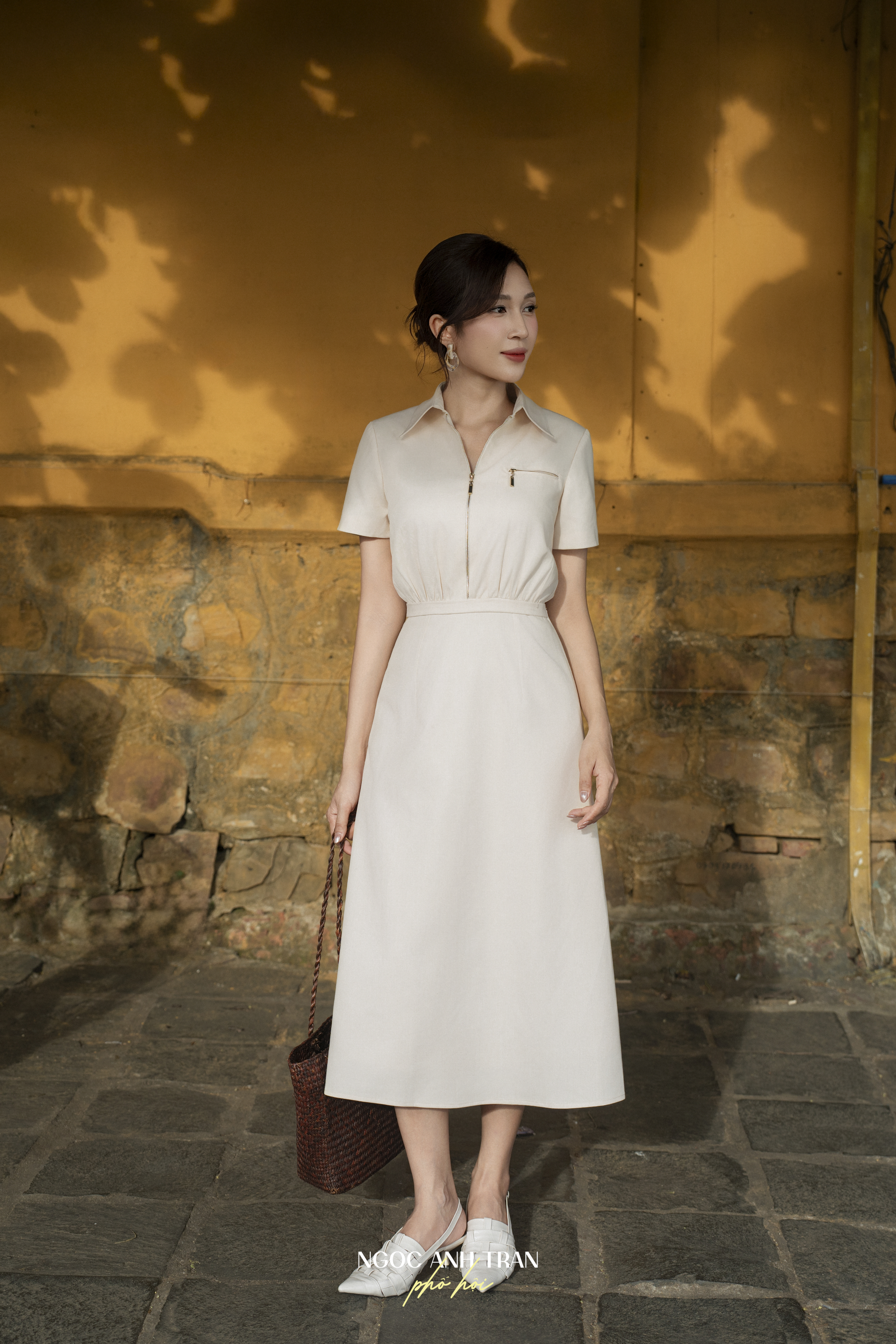 D121 - Váy kem khoá đồng