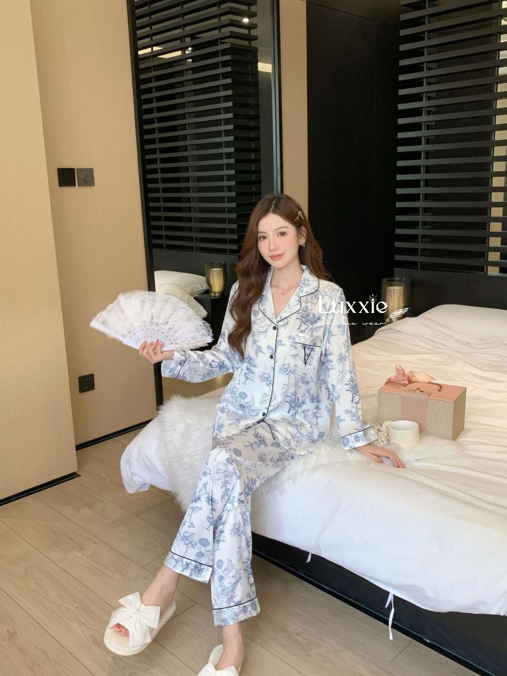 LEDAI18 Pijama lụa trắng họa tiết phong cảnh màu sứ