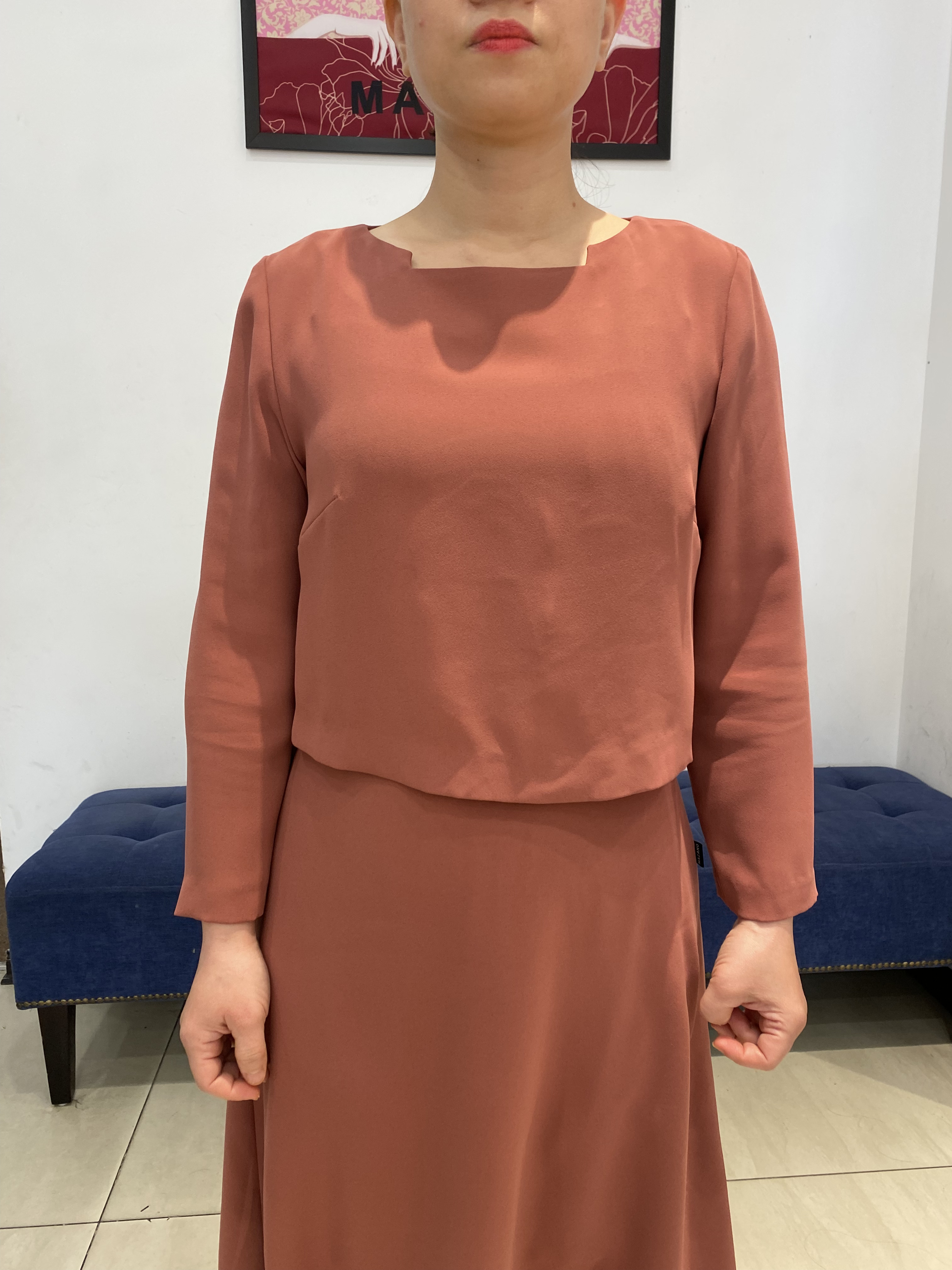 Áo nâu croptop dài tay cổ tròn