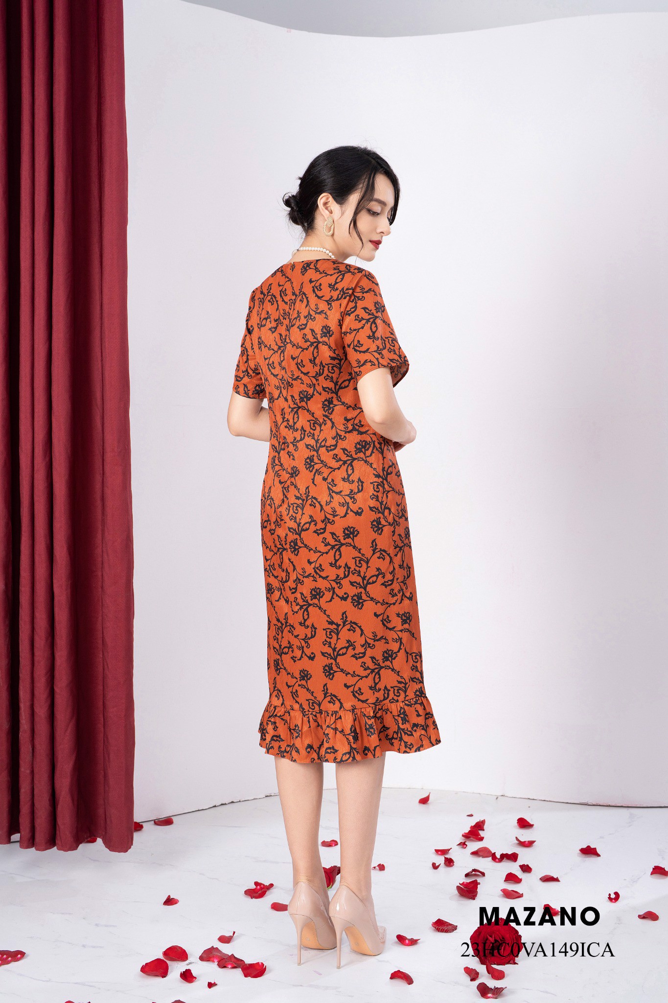 Váy Đầm Suông Vải lụa mỏng Hoạ tiết cách điệu Chân phối bèo Cổ tròn Tay ngắn Dài ngang bắp chân_thumbnail_3