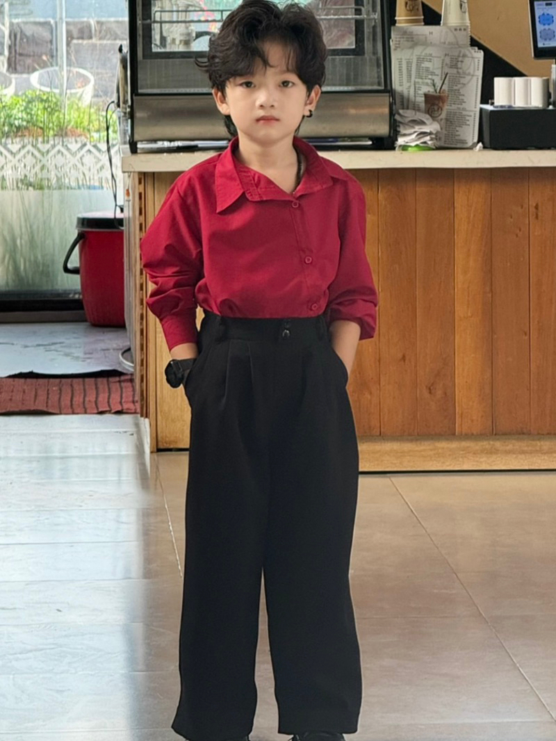 Sơ Mi Đỏ Cổ Lệch, Quần Suông Đen Cho Bé Trai._thumbnail_3