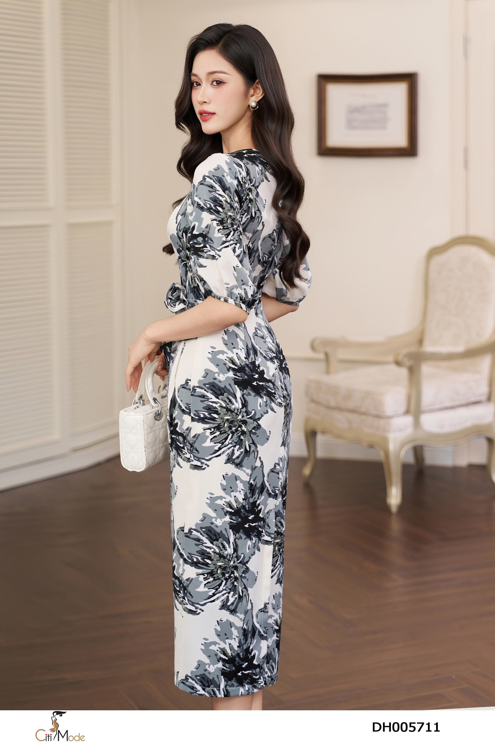 Đầm ôm be họa tiết nổi cổ thuyền tay lỡ đính hoa eo