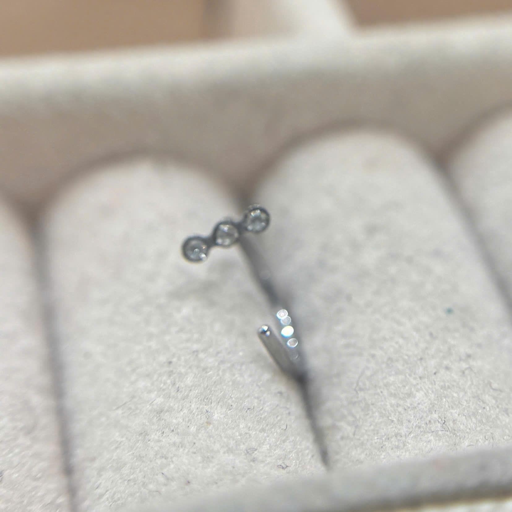 Vòng bẻ 3 kim cương trắng dán dành cho mũi._thumbnail_1