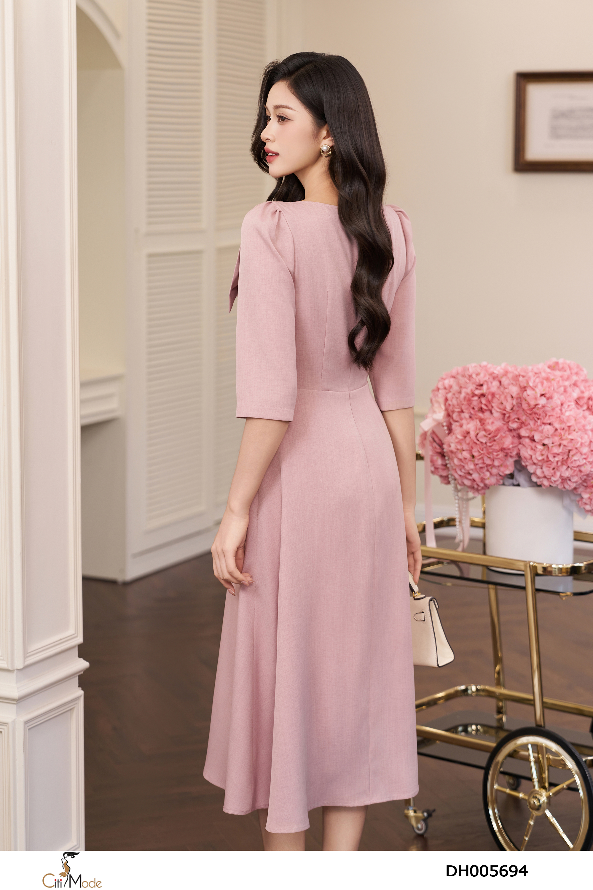 Đầm xòe hồng tay lỡ cổ nơ cách điệu