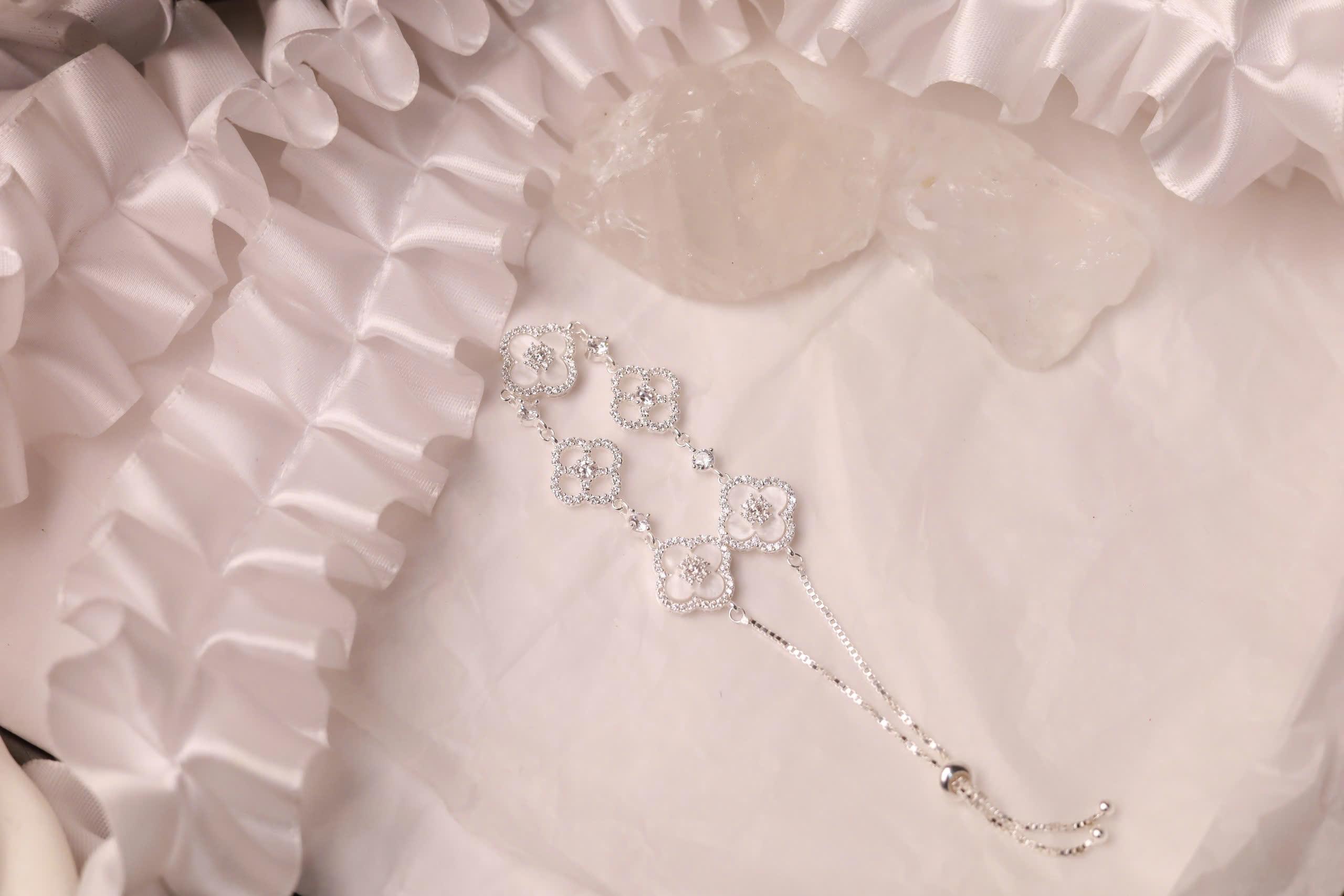 Vòng tay bạc cỏ 4 lá dây rút xi bạch kim xà cừ trắng