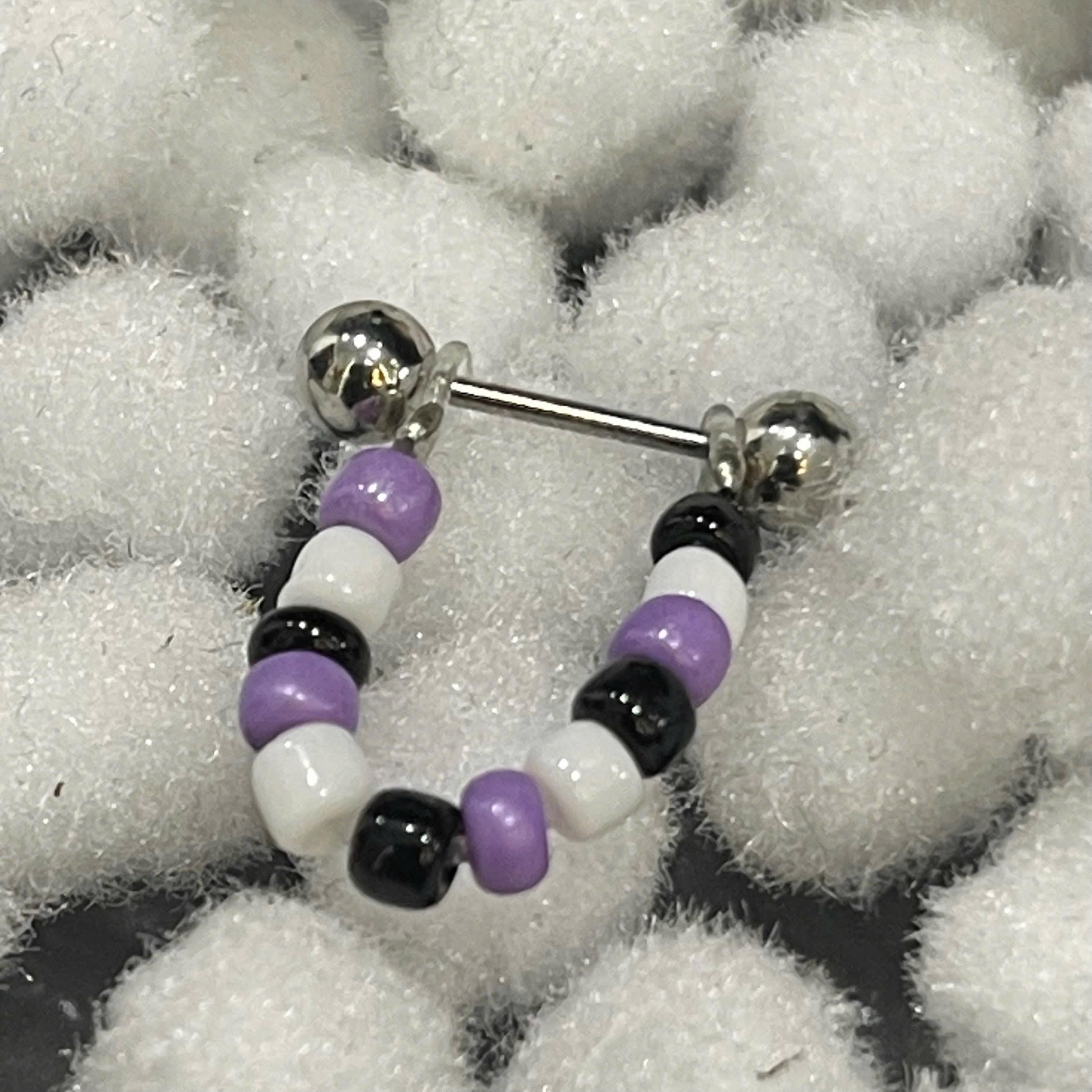 khuyên kiểu hạt cườm nhựa tím trắng đen.