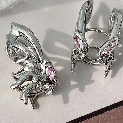 Khuyên kẹp giả bướm kim cương hồng.