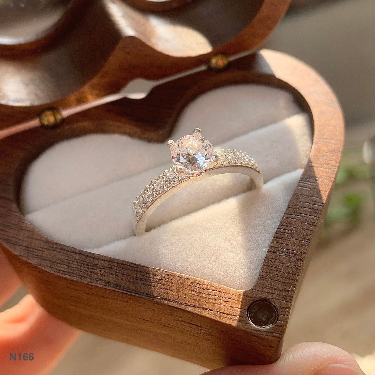 N166 - Nhẫn đá chủ cầu hôn viền đôi basic