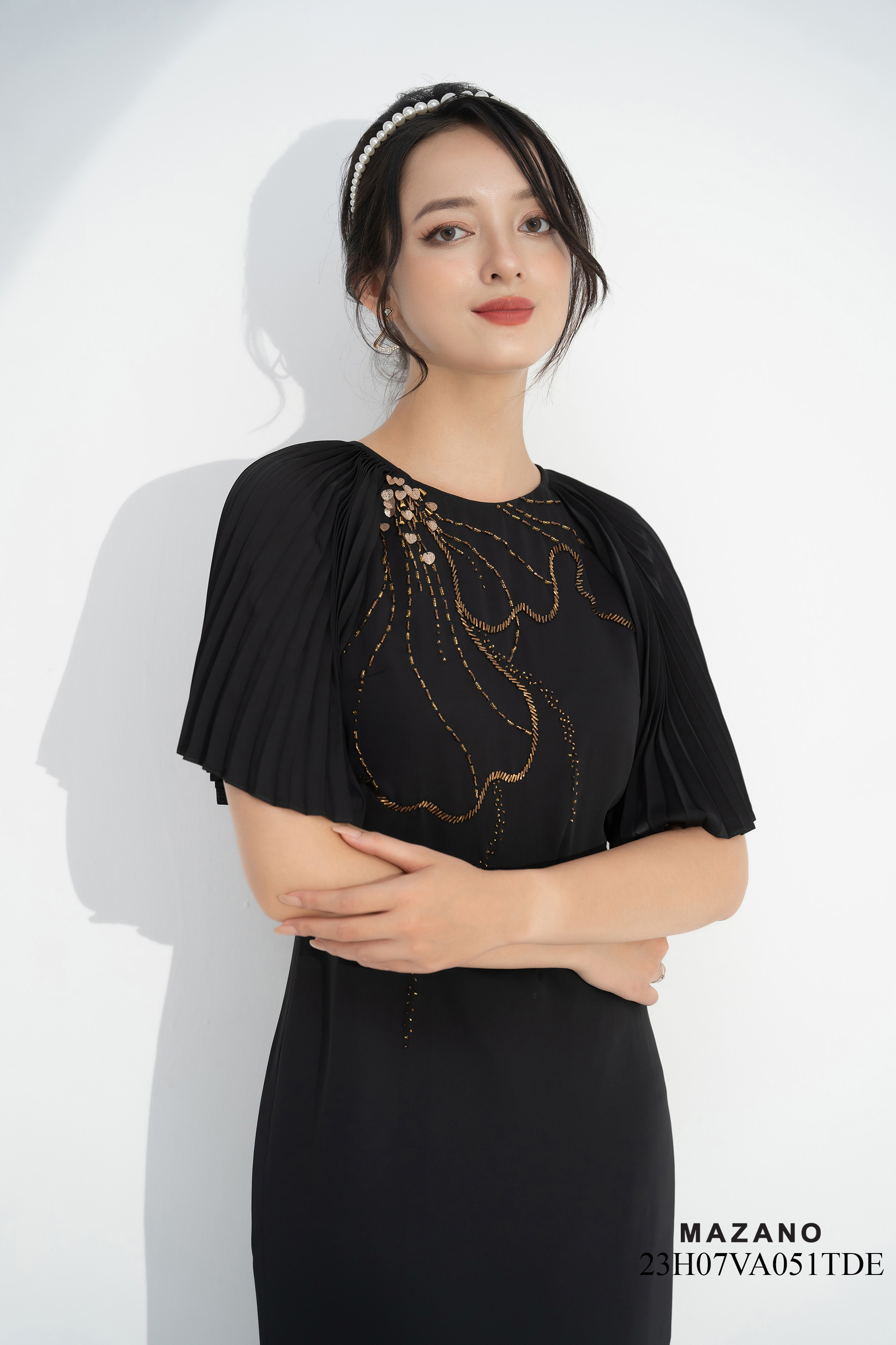 Đầm đen suông tay rập ly đính ngực trang trí họa tiết hoa hải quỳ