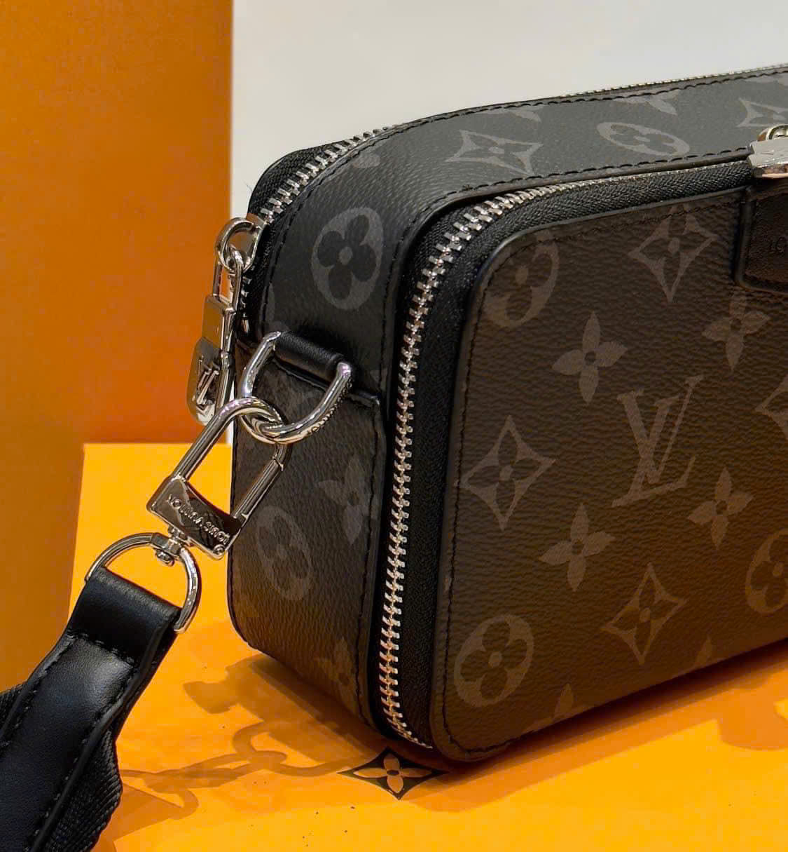 Túi đeo chéo dáng hộp chữ nhật LV hoa đen_thumbnail_4