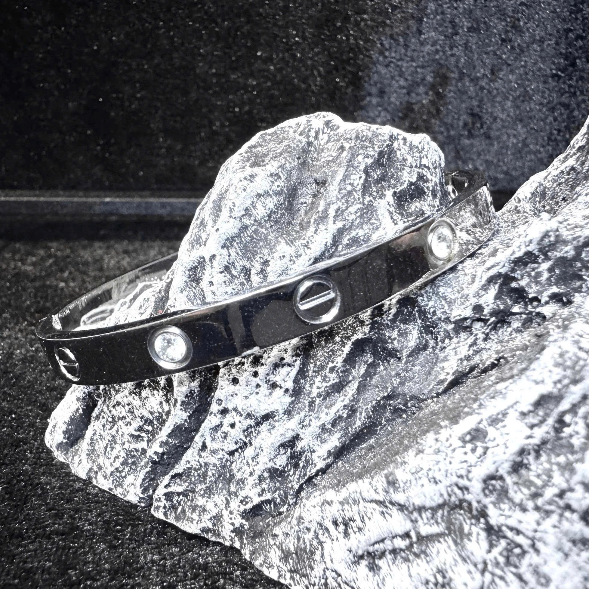 Vòng tay titan cuff đính kim cương 5mm_thumbnail_3