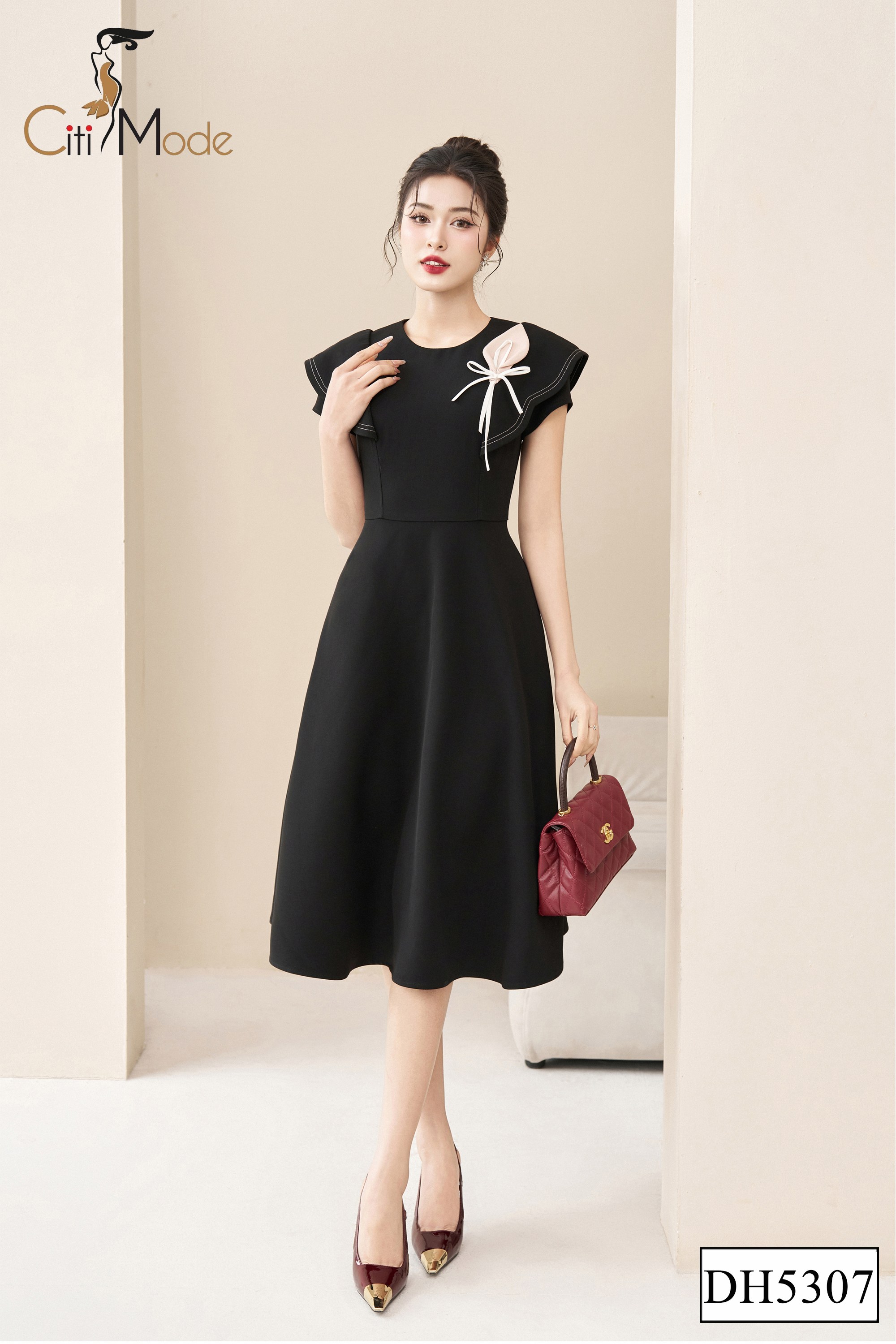 Đầm xoè đen đính hoa ngực_thumbnail_3