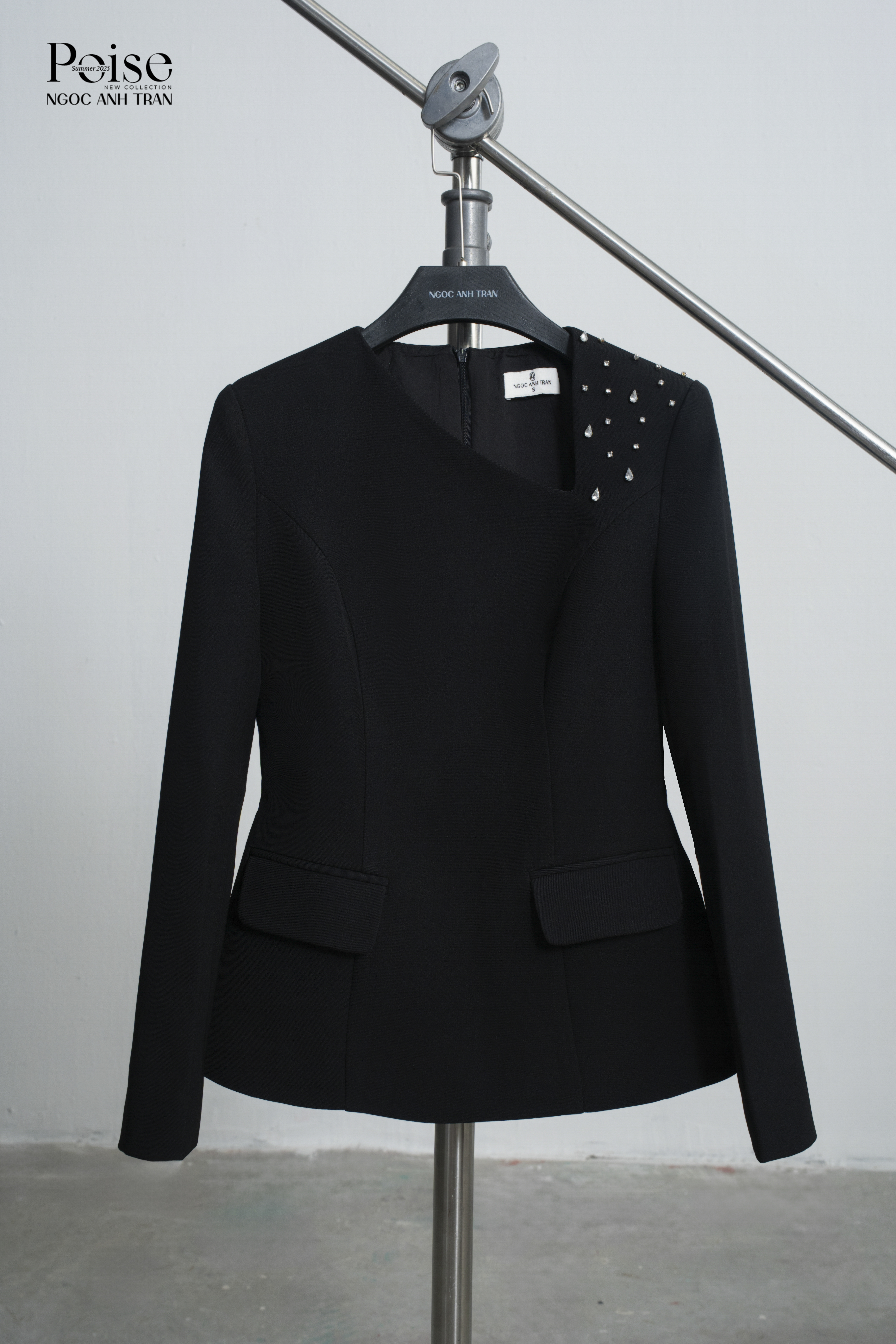 V048  - Áo vest dài tay đen vai đính đá_thumbnail_3