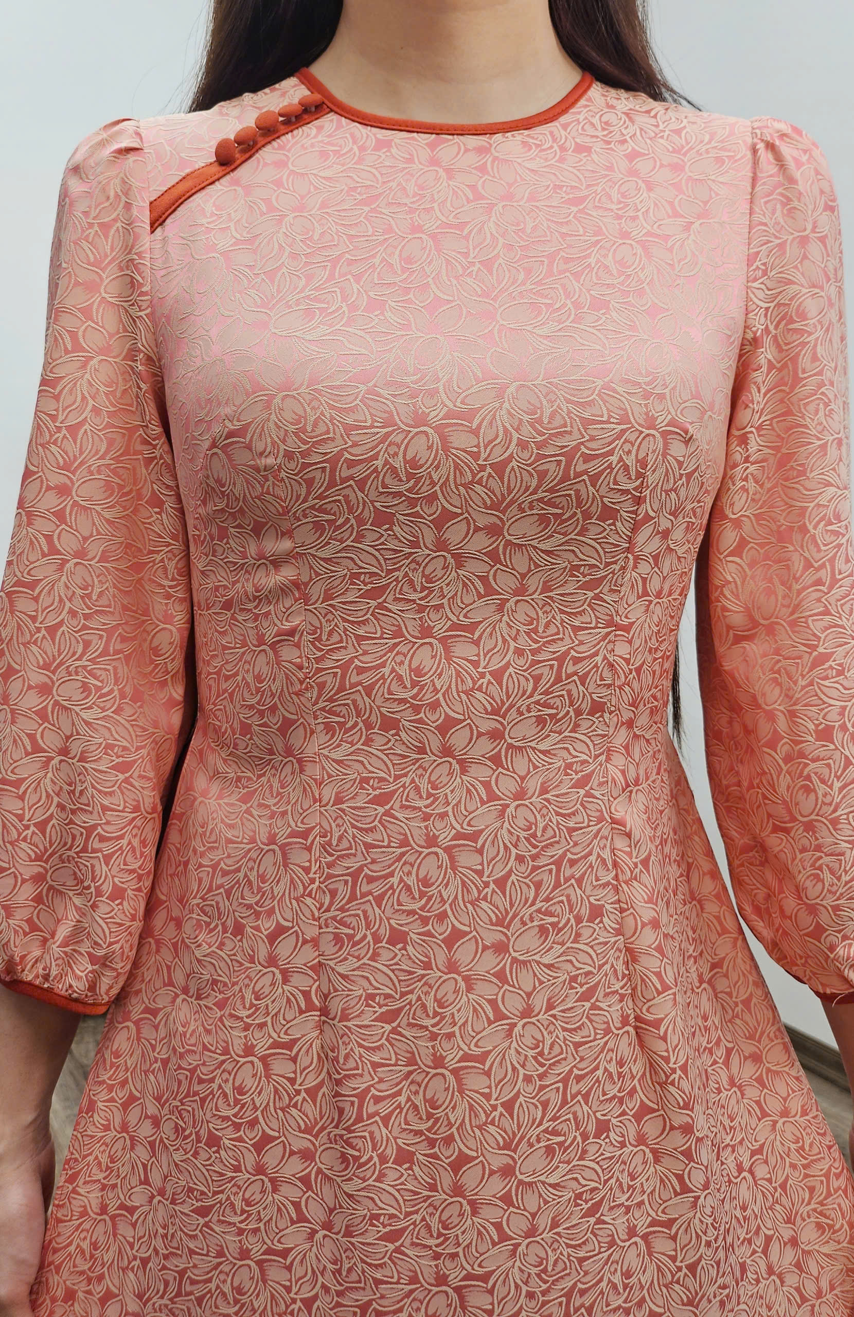 A2876 áo dài khít bồng gấm cam sữa viền nâu_thumbnail_2