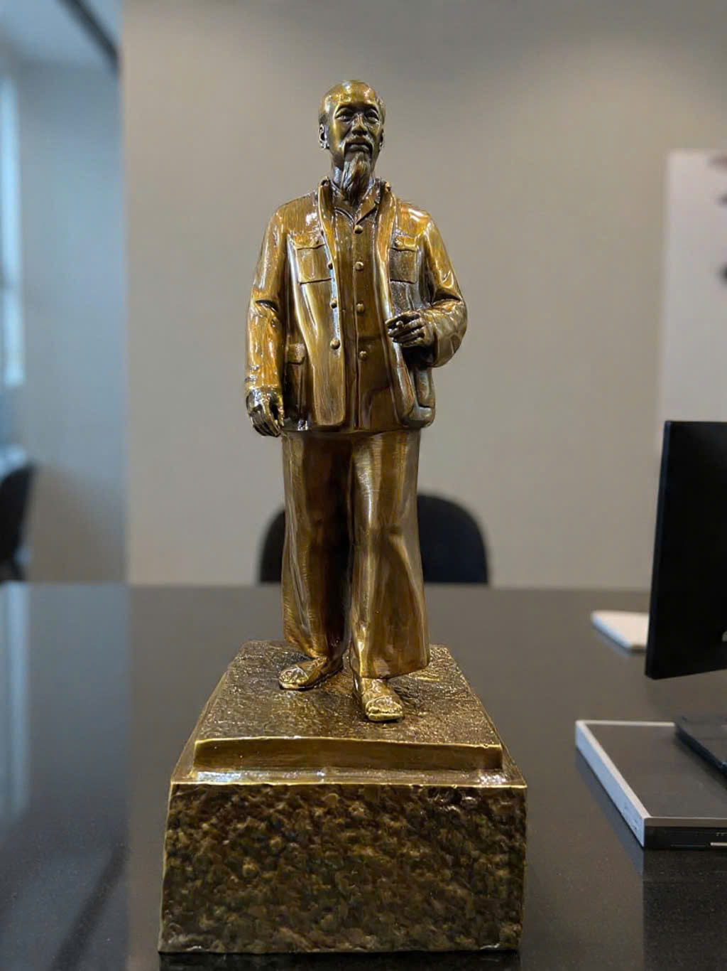 Tượng Bác Hồ về thăm quê cao 30cm 