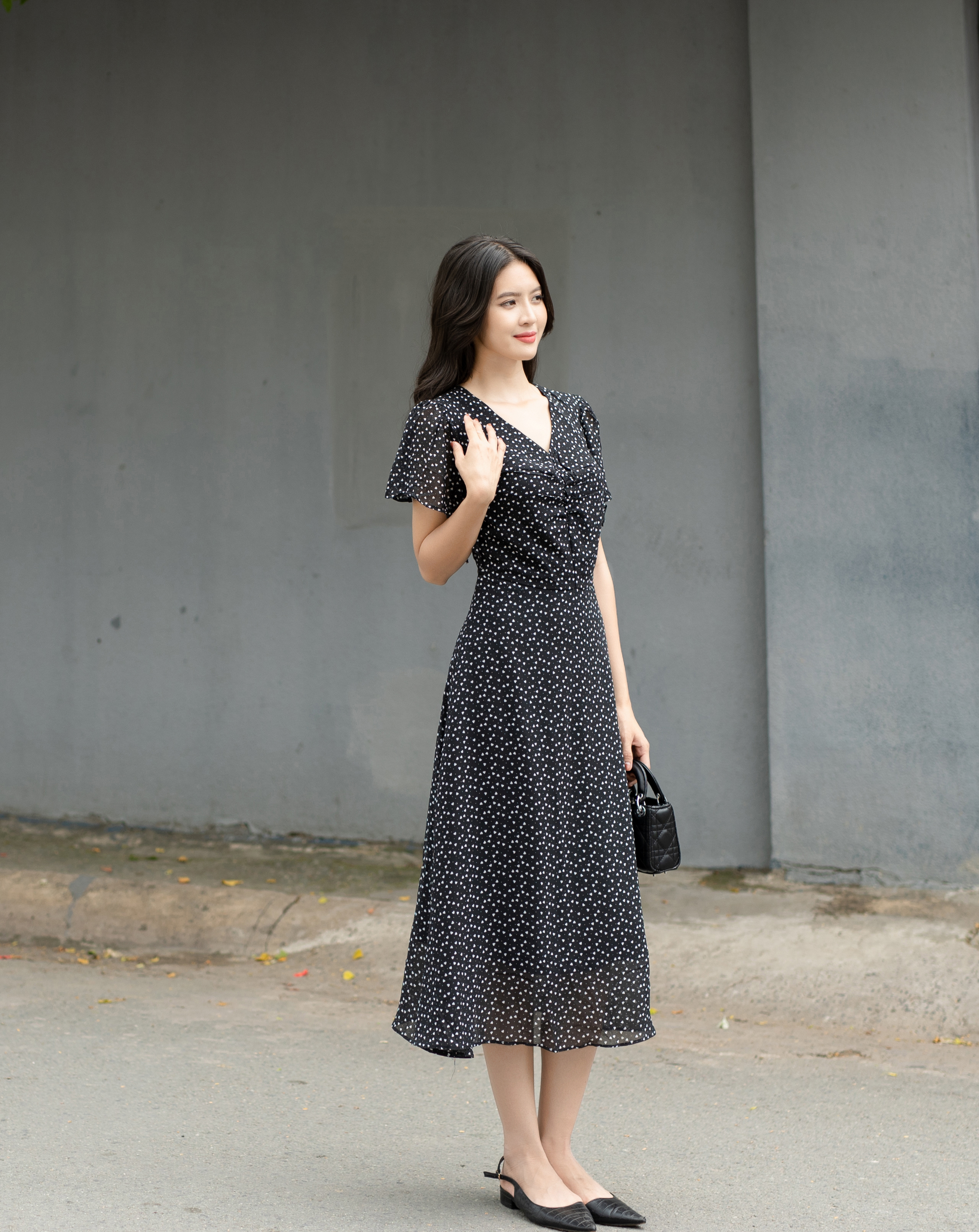 Đầm midi họa tiết tim nhí cổ V phối ren lưng