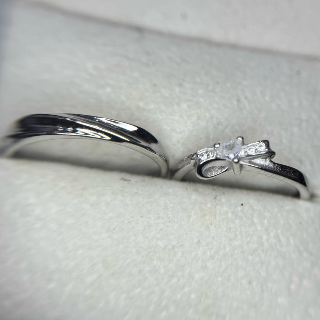 nhẫn cặp bạc si bạch kim nơ kim cương cách điệu và xoắn chéo freesize