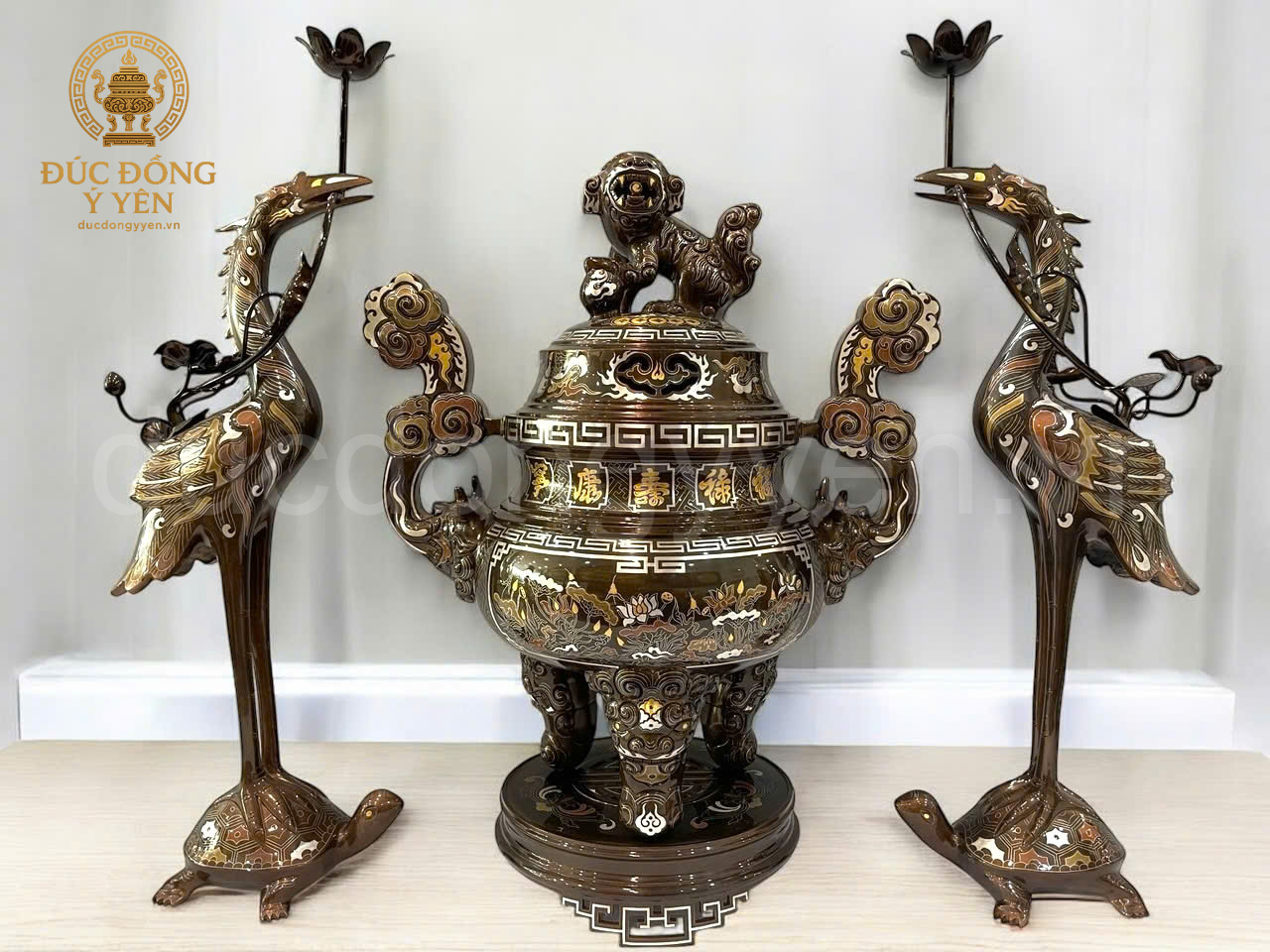 Bộ đỉnh tam sự đỉnh hạc khảm ngũ sắc hoa văn khảm sen 