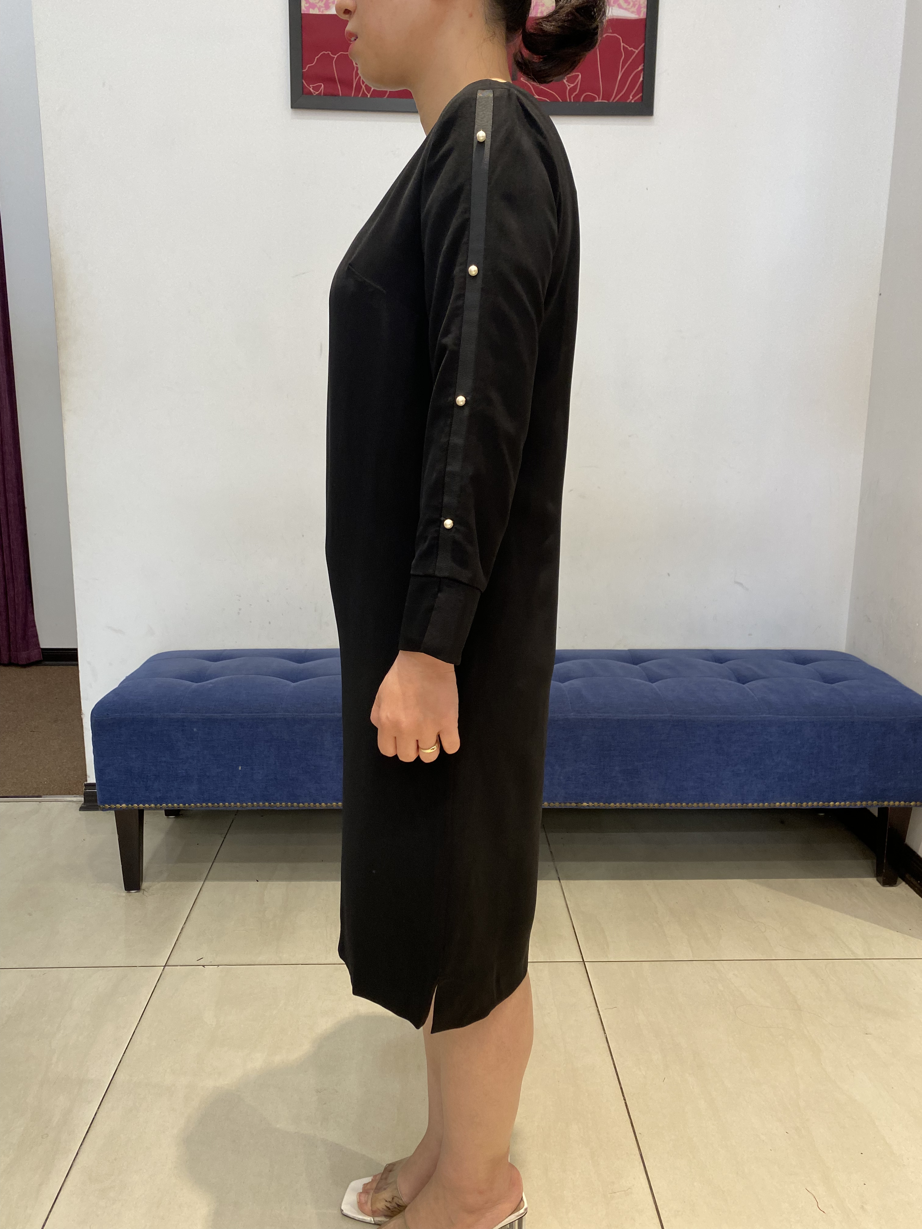 Váy đen cổ vuông tay dài đính hạt trai_thumbnail_2