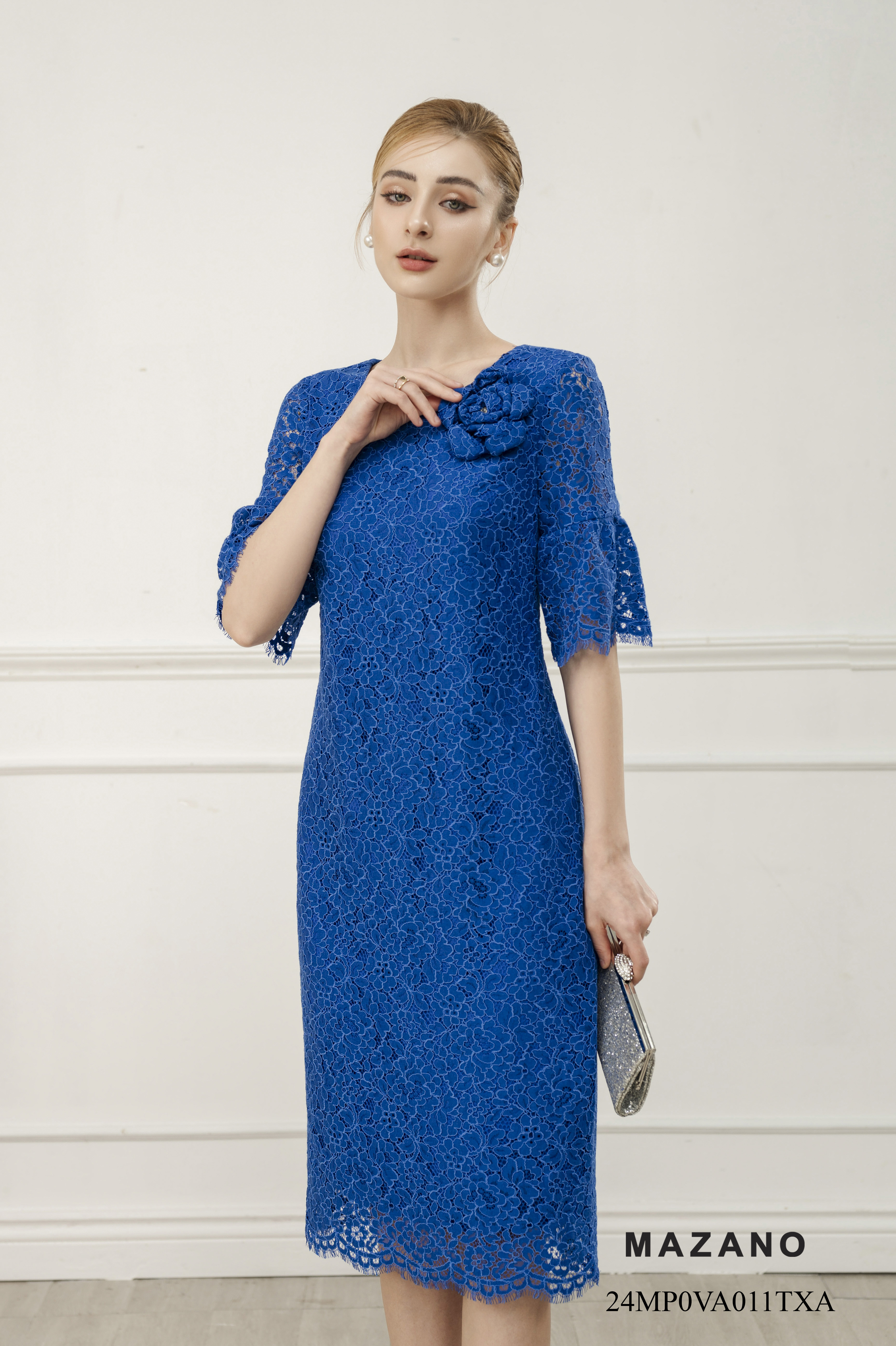 Đầm xanh dương ren suông vừa