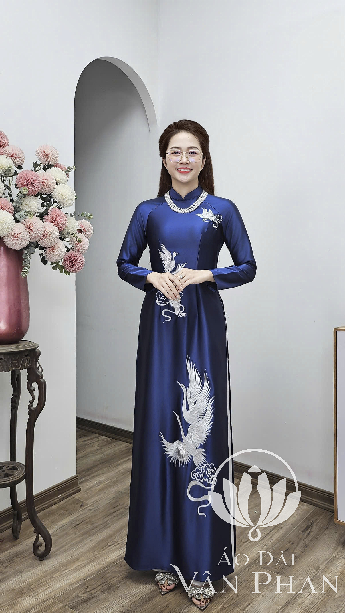 T465 áo dài cổ 3p tay dài truyền thống lụa ruby xanh than thêu chim hạc trắng