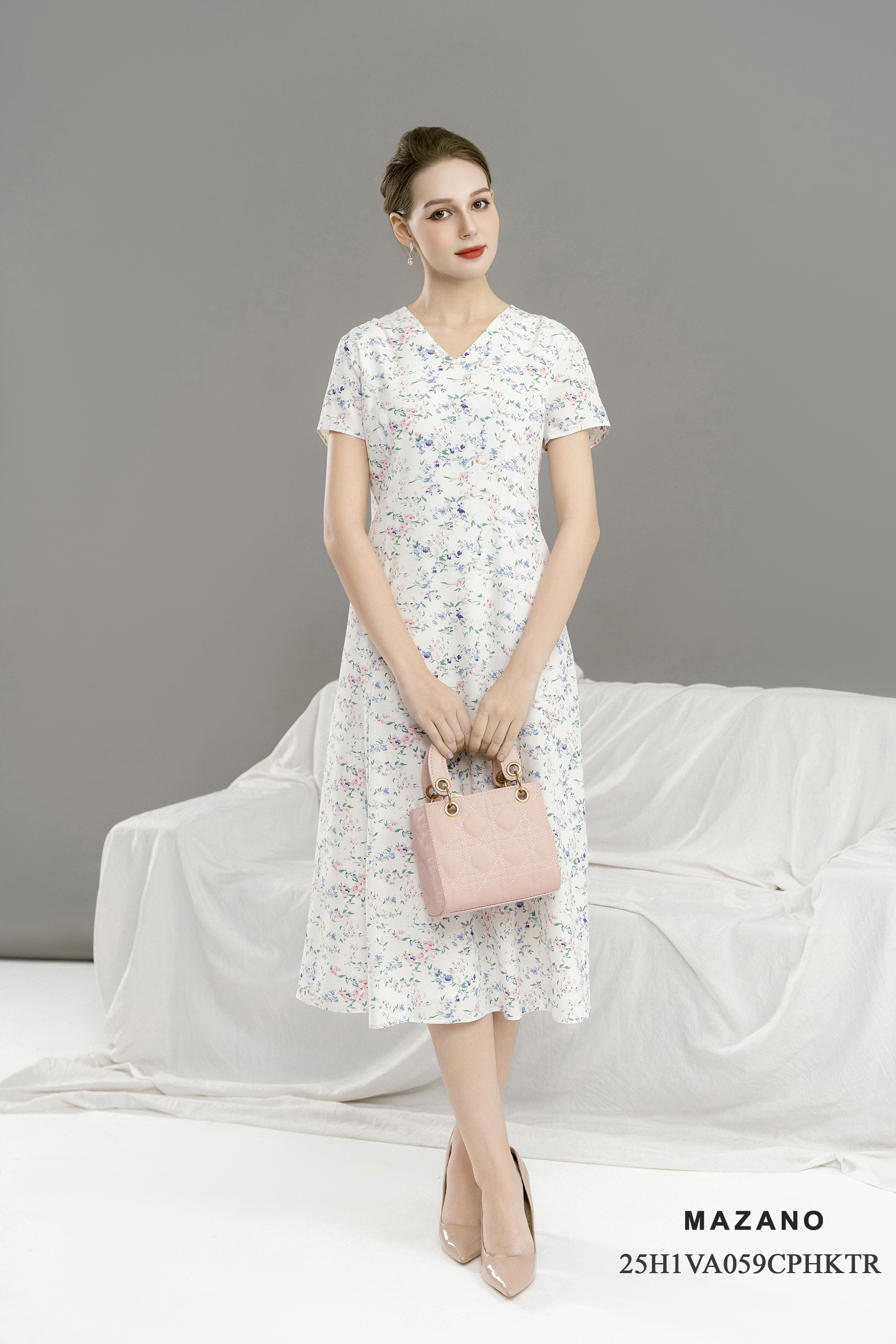 Váy Đầm thân suông nhẹ vừa chân rủ nhẹ Vải thô mỏng Họa tiết hoa nhí Cổ V Tay ngắn Dài váy ngang bắp_thumbnail_1