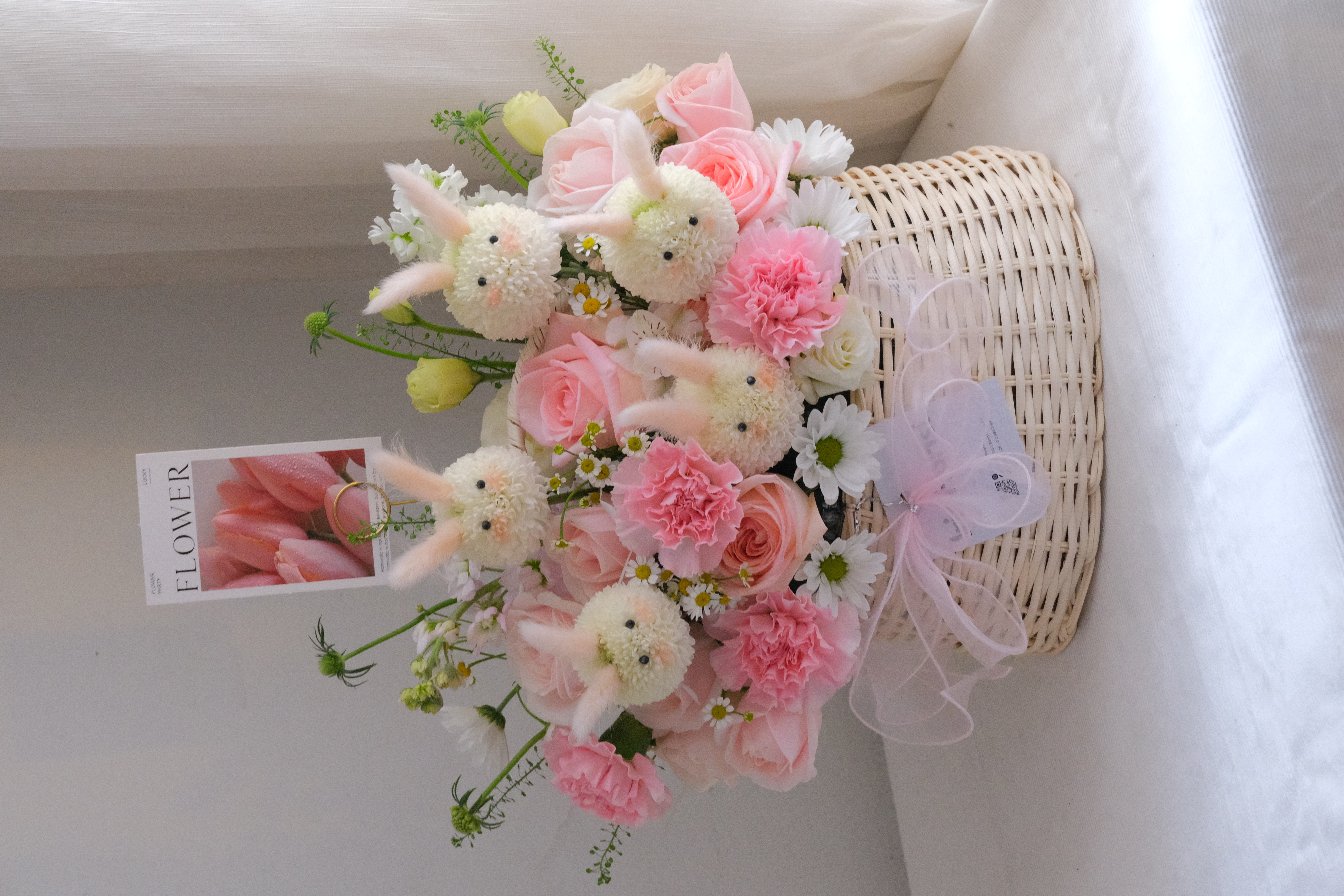 Giỏ hoa mây Thỏ hồng size M