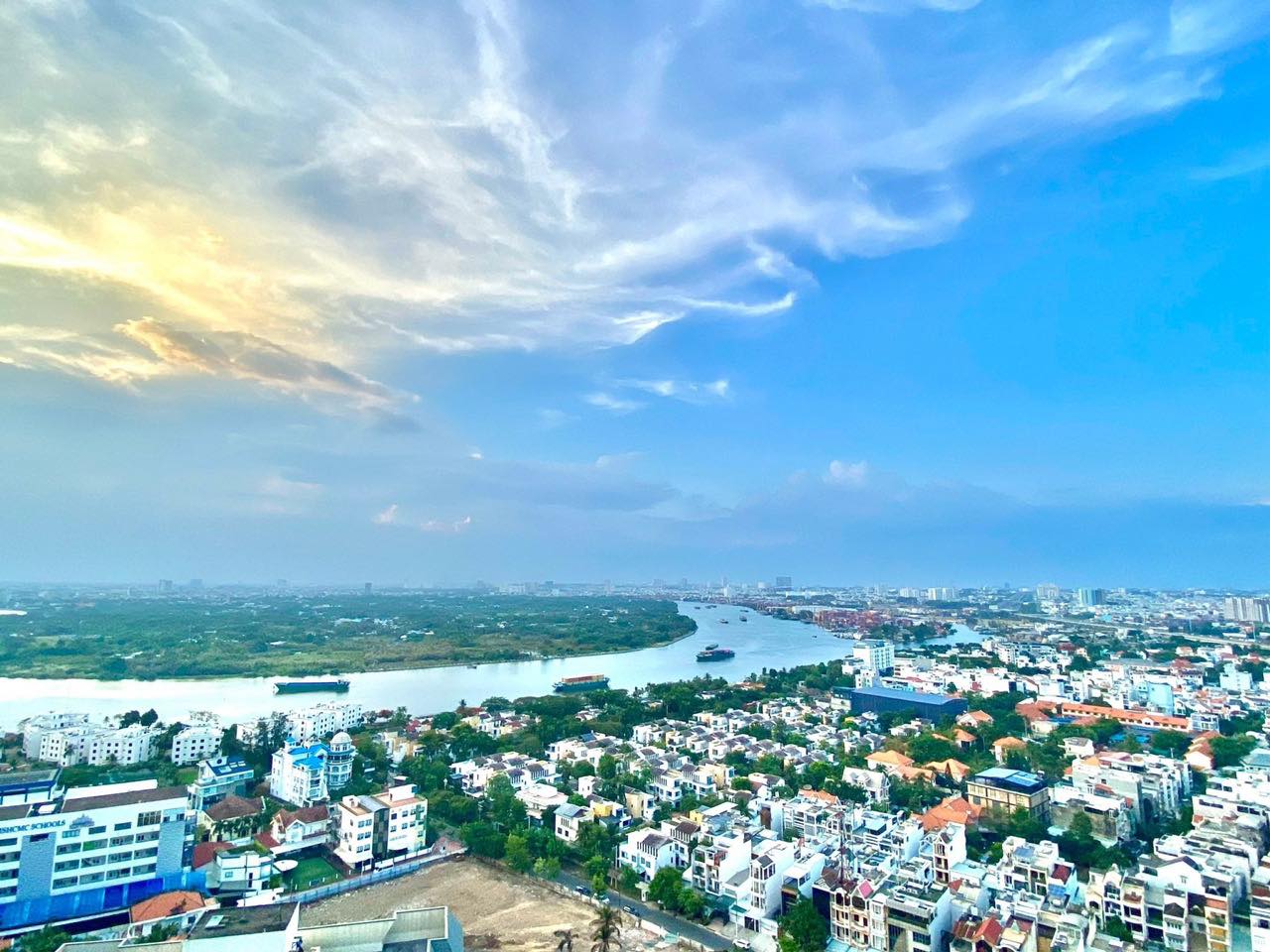 Chuyển nhượng căn hộ 2 phòng ngủ, giá cả phải chăng, view sông Sài Gòn