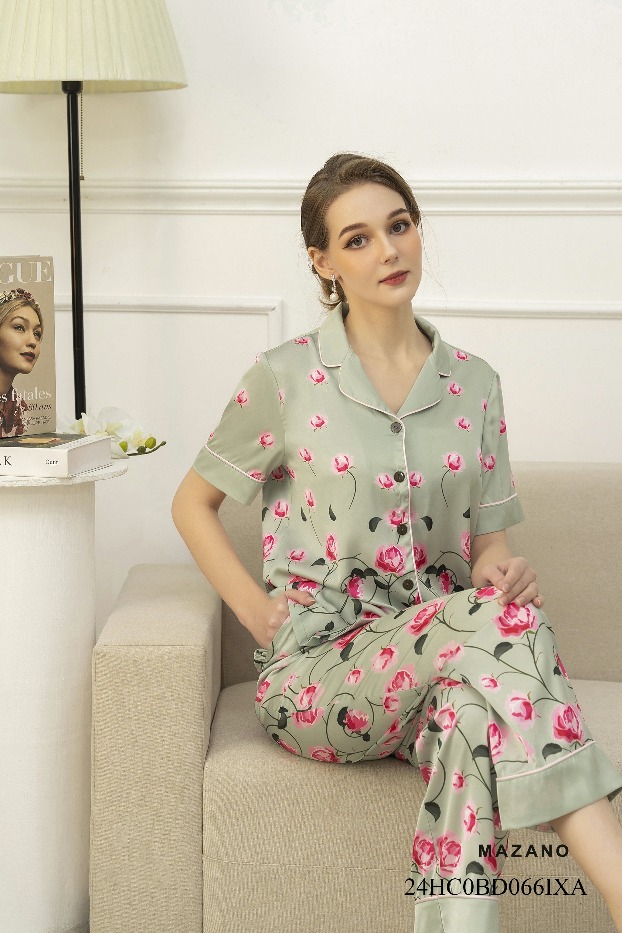 Bộ đồ lụa họa tiết hoa in bố cục