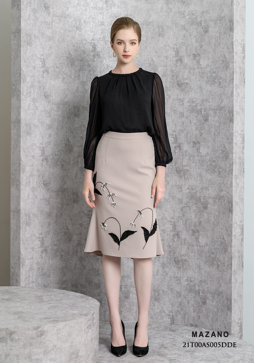 Áo đen suông tay dài cổ tết nghệ thuật