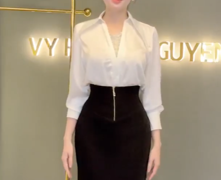 Áo Cổ Nhọn Phối Cườm Ngực