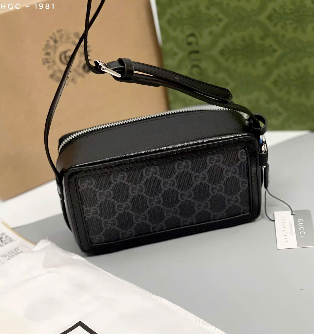 Túi đeo chéo mini Gucci GG Supreme đen họa tiết monogram_thumbnail_1