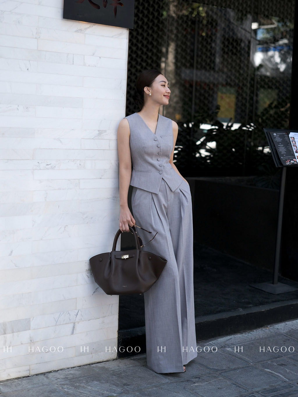 Vạt tròn mềm mại cân bằng với dáng blazer đứng form, mang lại tổng thể vừa cá tính vừa thanh lịch