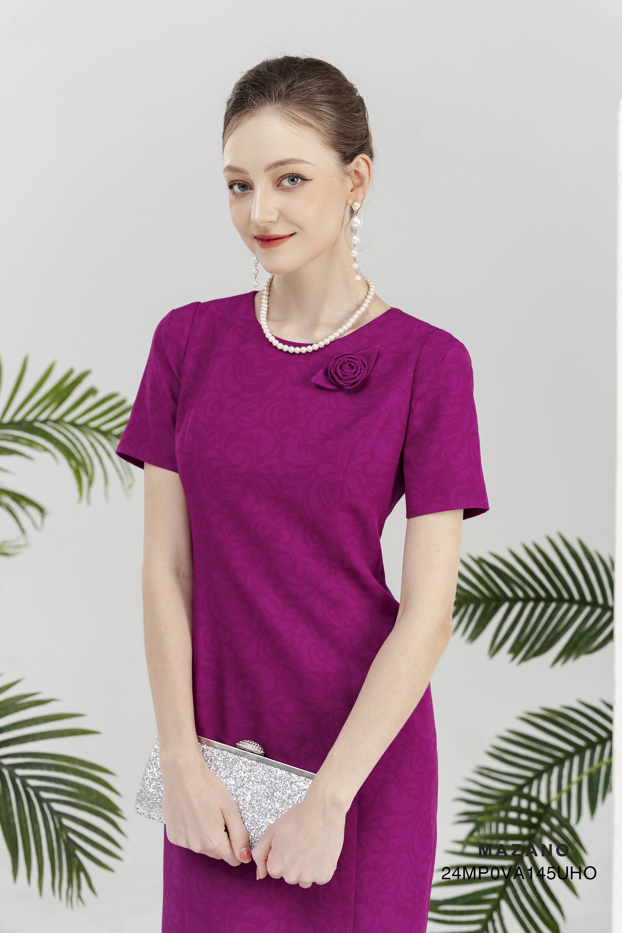 Váy Đầm suông Vải thô in họa tiết chìm đính hoa cuốn Cổ tròn vừa Tay ngắn Dài ngang bắp chân 24MP0VA145UHO