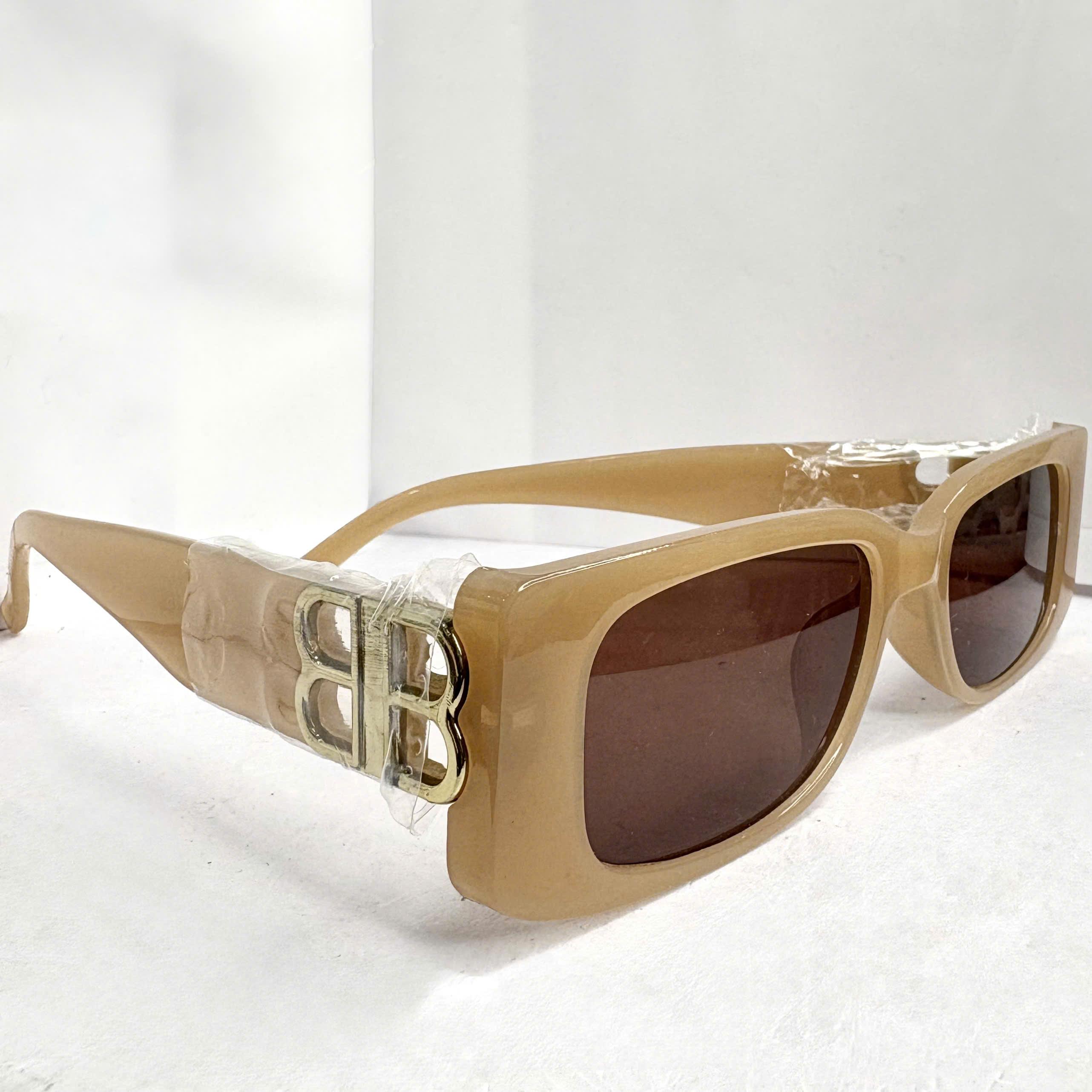 Kính mắt vàng nâu chữ ᙠB